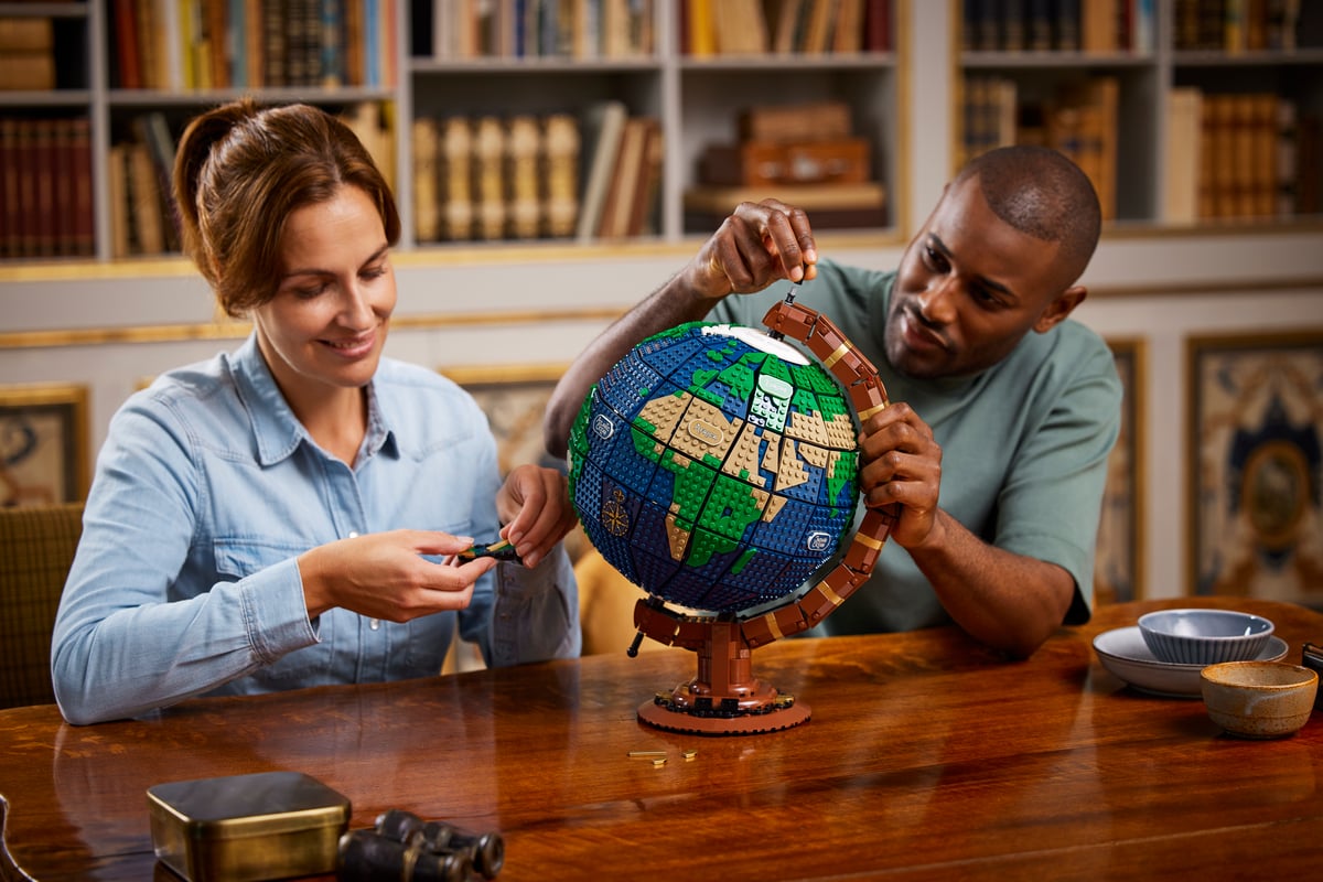 Globe - About Us - LEGO.com