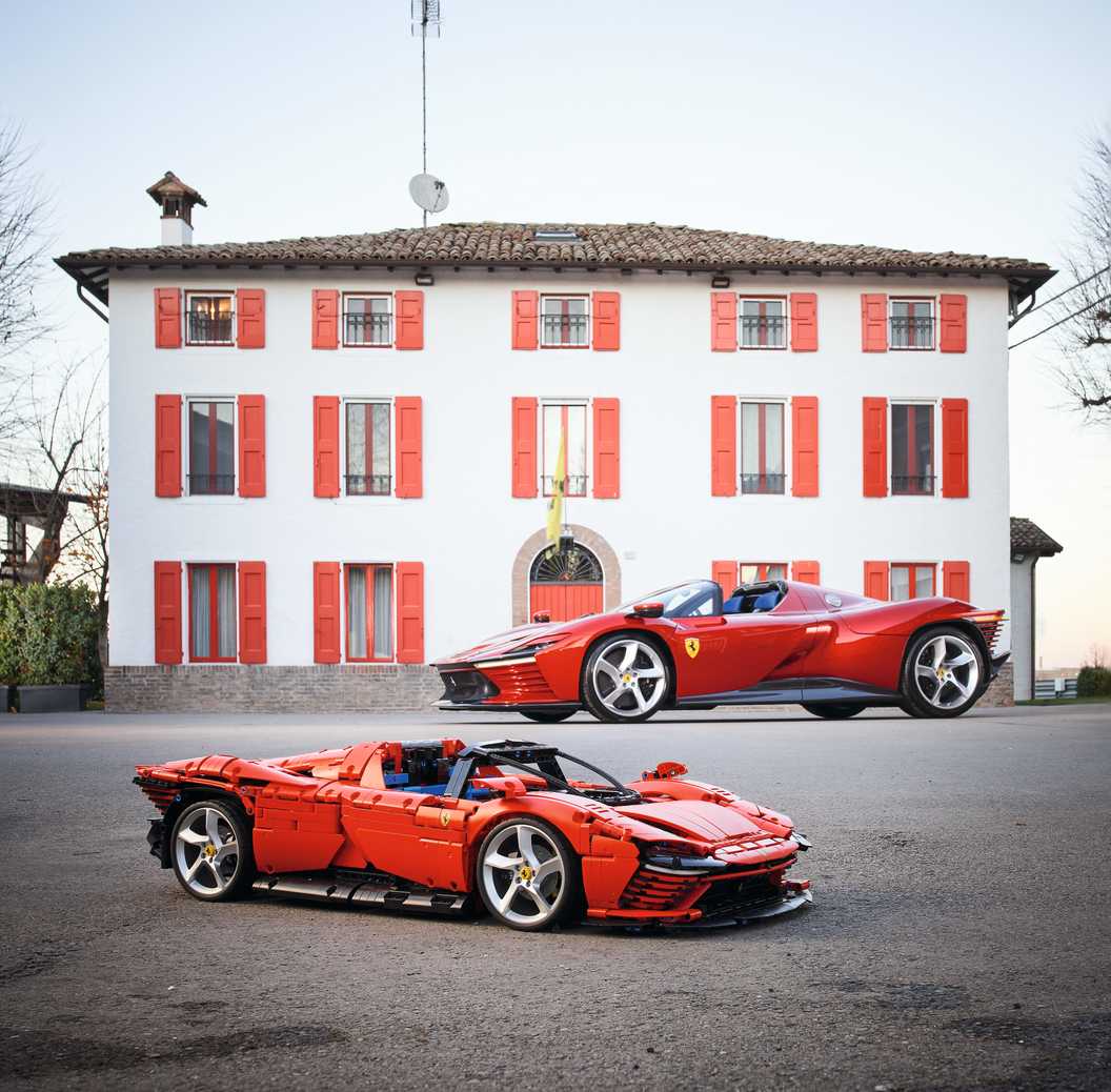 Bild des neuen LEGO® Technic™ Ferrari Daytona SP3 vor dem lebensgroßen Modell