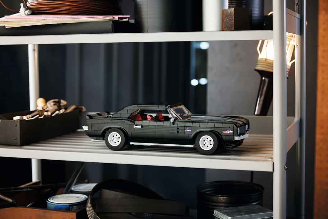 Lifestyle-Bild des LEGO Chevrolet Camaro z28 im Ausstellungsregal