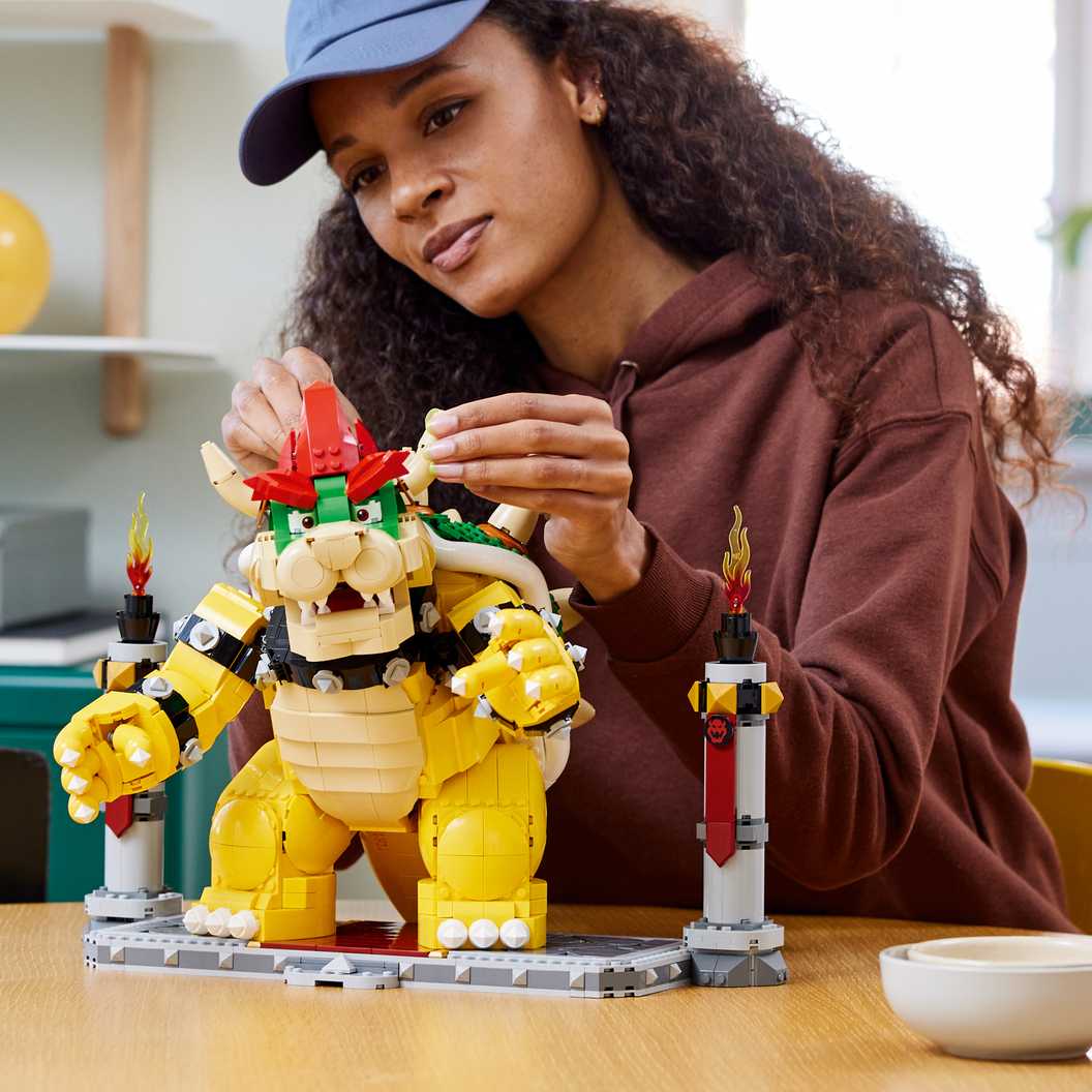 Lifestyle-Bild der Frau und die neue LEGO Super Mario Bowser Figur
