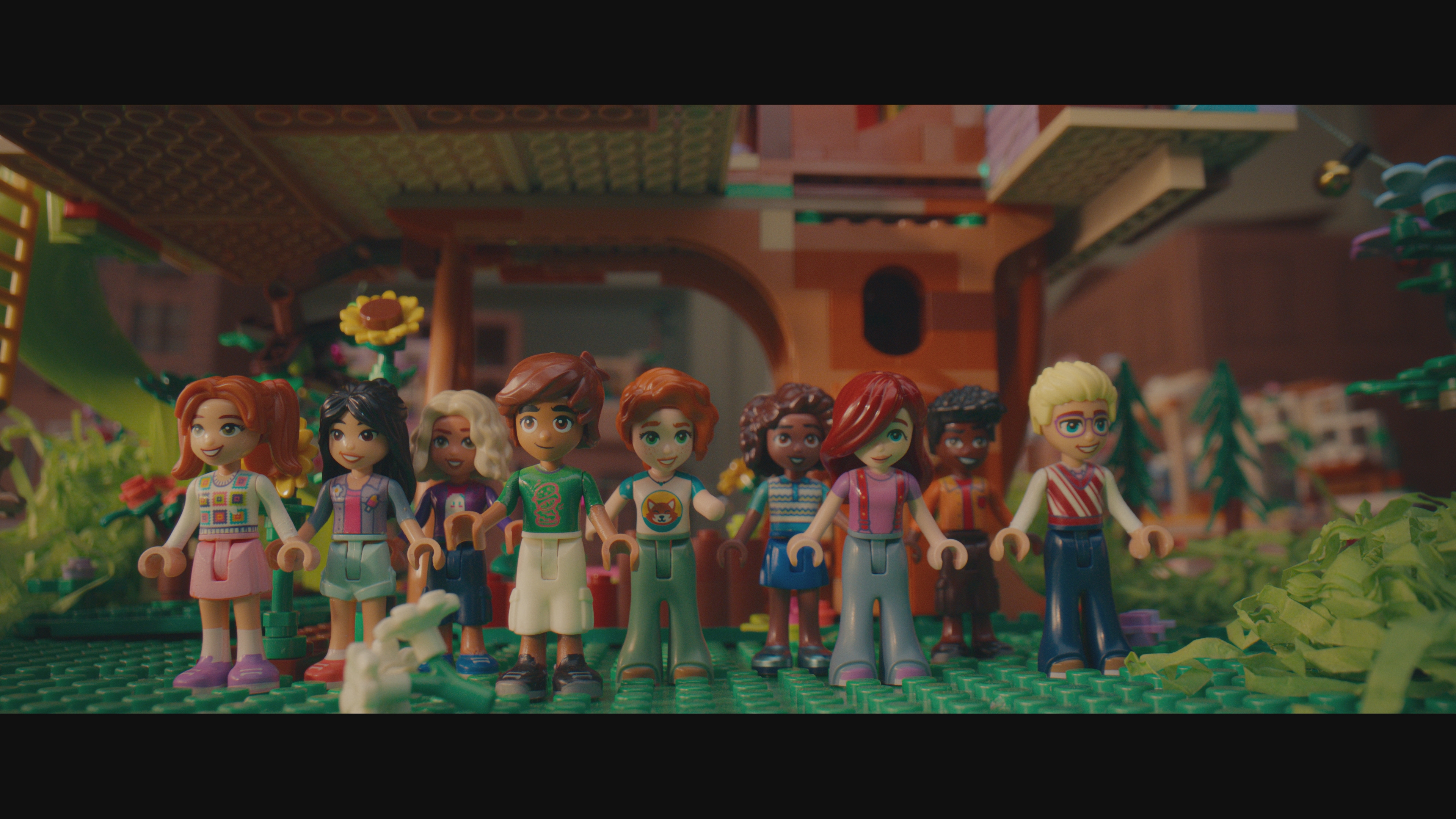 Група LEGO® Friends фигурки в построения Хартлейк Сити — официален кадър от Heartlake The Musical