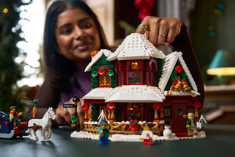 LEGO Icons Holiday House winter village build