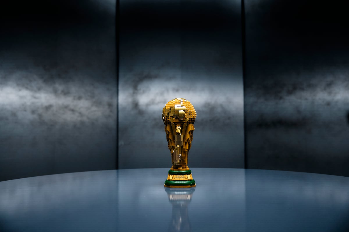 LEGO und FIFA präsentieren baubares Modell der WM-Trophäe