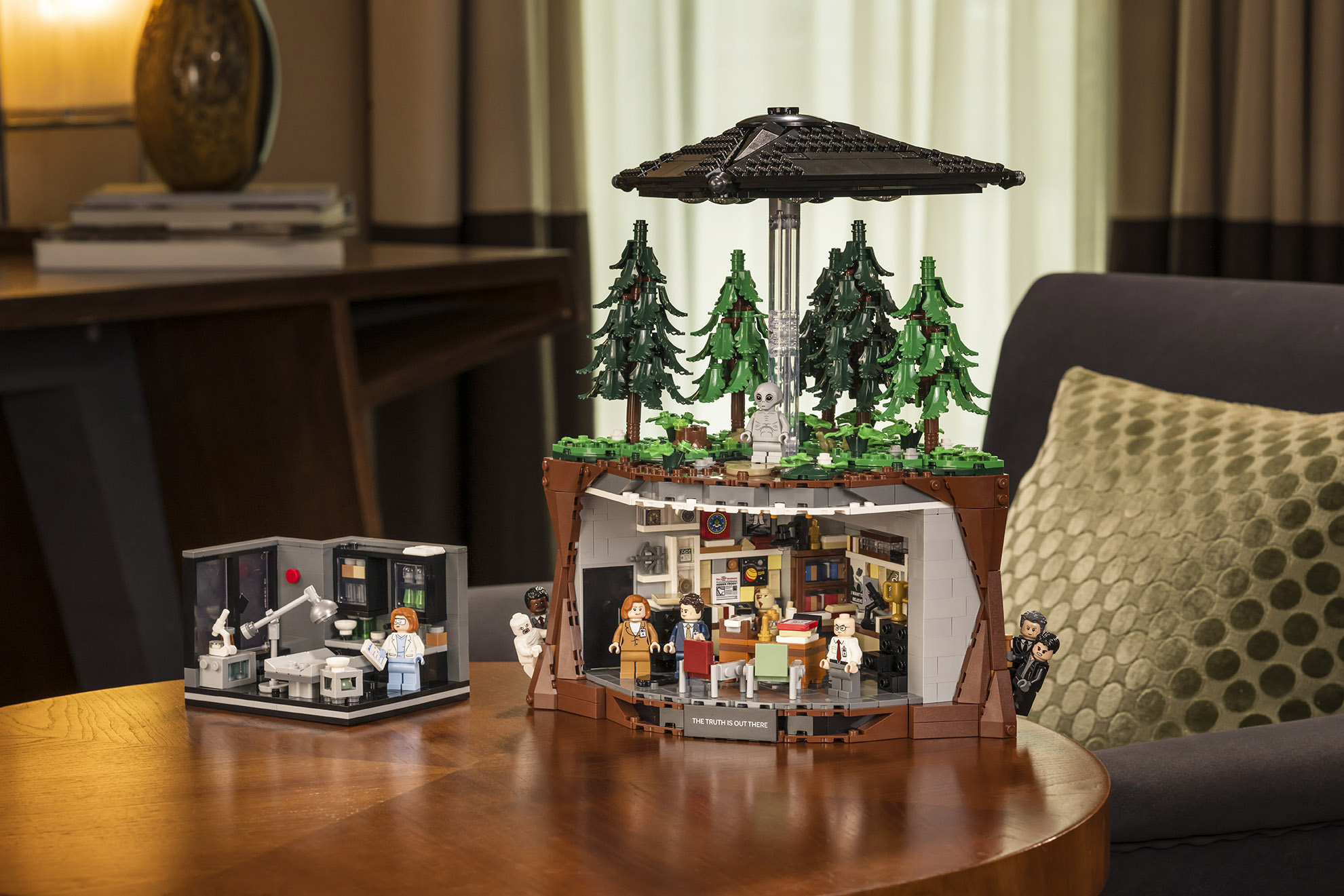 LEGO Ideas The X-Files 21369 set displayed together with the Scully's Lab 40896 gift-with-purchase