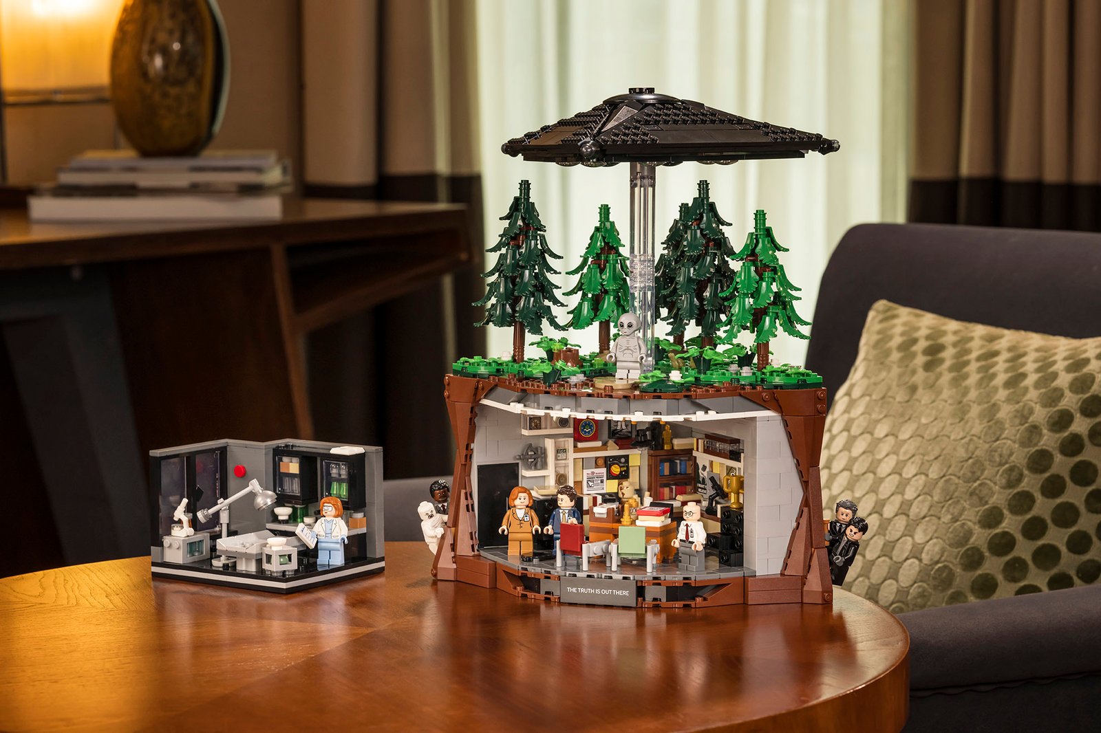 LEGO Ideas The X-Files 21369 set displayed together with the Scully's Lab 40896 gift-with-purchase