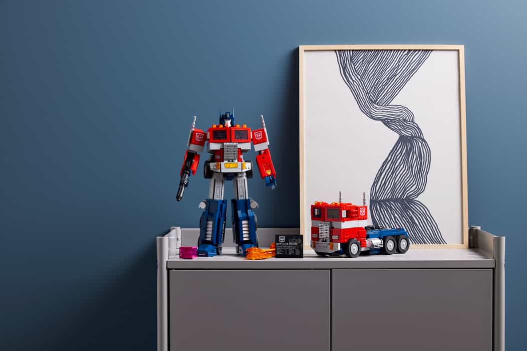 Lifestyle-Bild von LEGO Transformers Optimus Prime Set in einem Regal