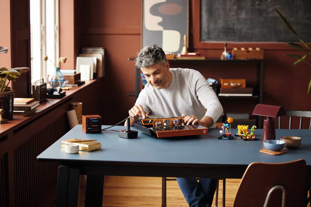 Lifestyle-Bild des LEGO Atari 2600 und eines Mannes
