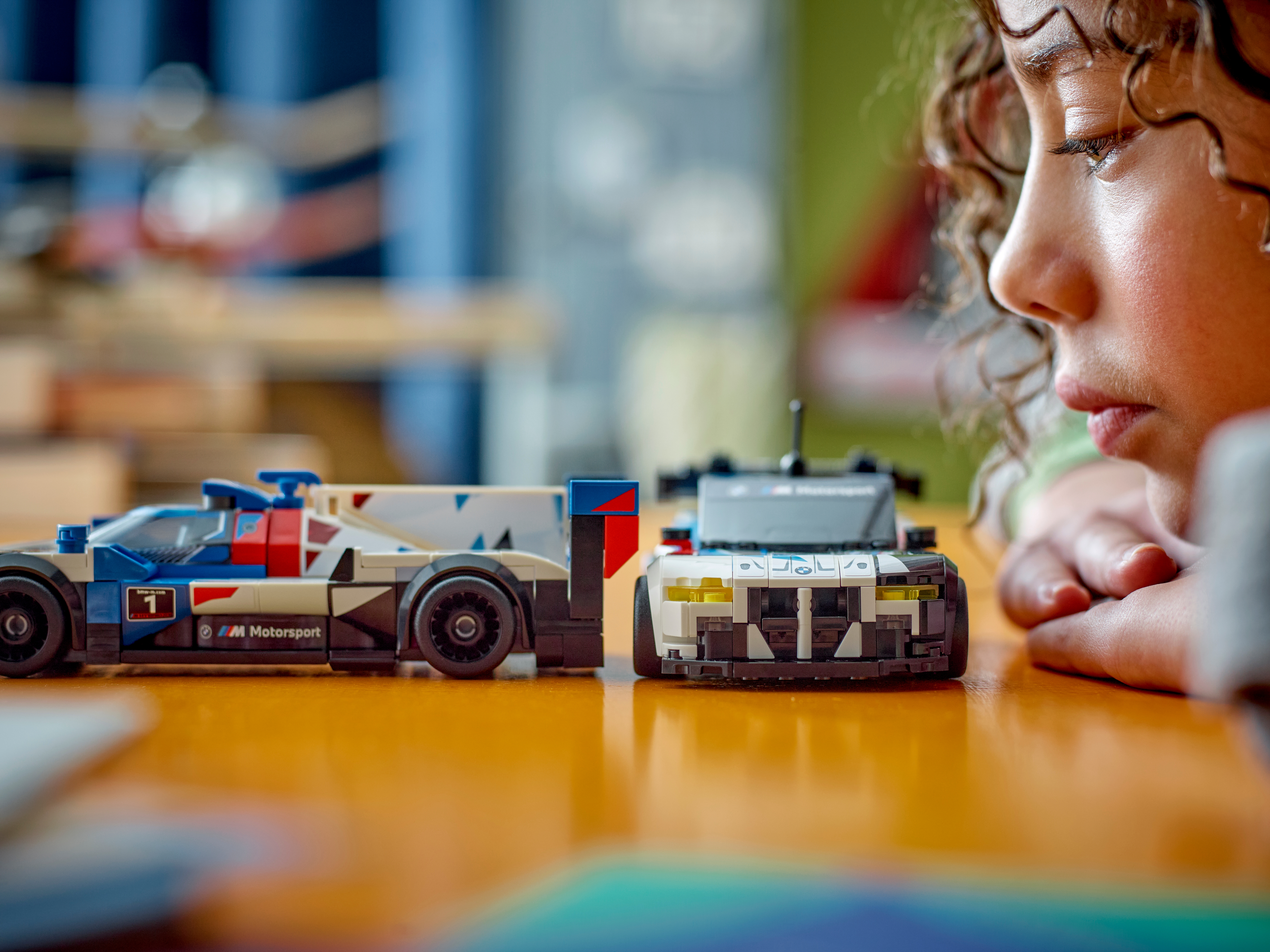 Image of the 76922 SKU builds with a girl looking at the cars