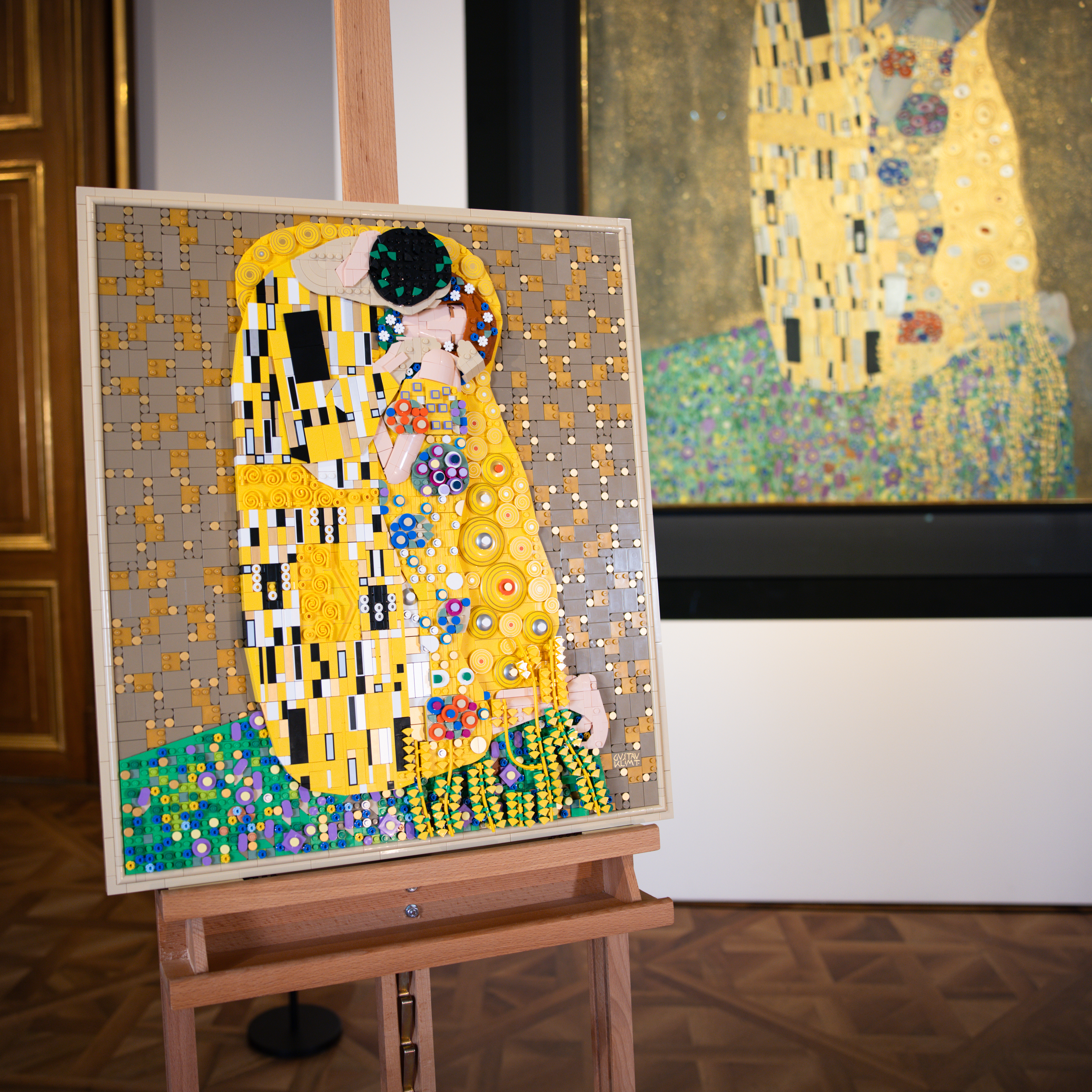 The LEGO Art Gustav Klimt – The Kiss set displayed in front of the original Masterpiece painting at the Belvedere Museum
