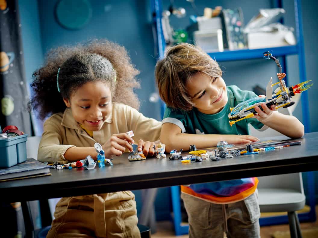 Lifestyle-Bild von Kindern, die mit dem LEGO City Missions-Set spielen