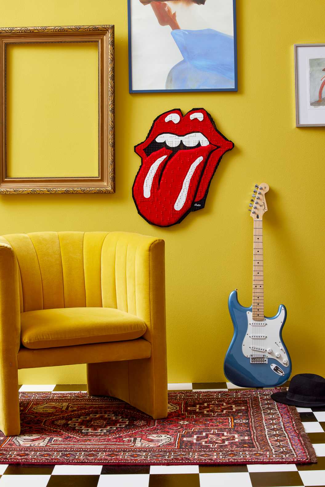 Lifestyle-Bild von Lego Art Rolling Stone Set an der Wand hängen