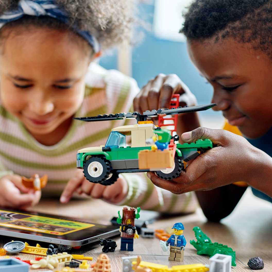 Lifestyle-Bild von Kindern, die mit einem der neuen LEGO City Missions-Sets spielen