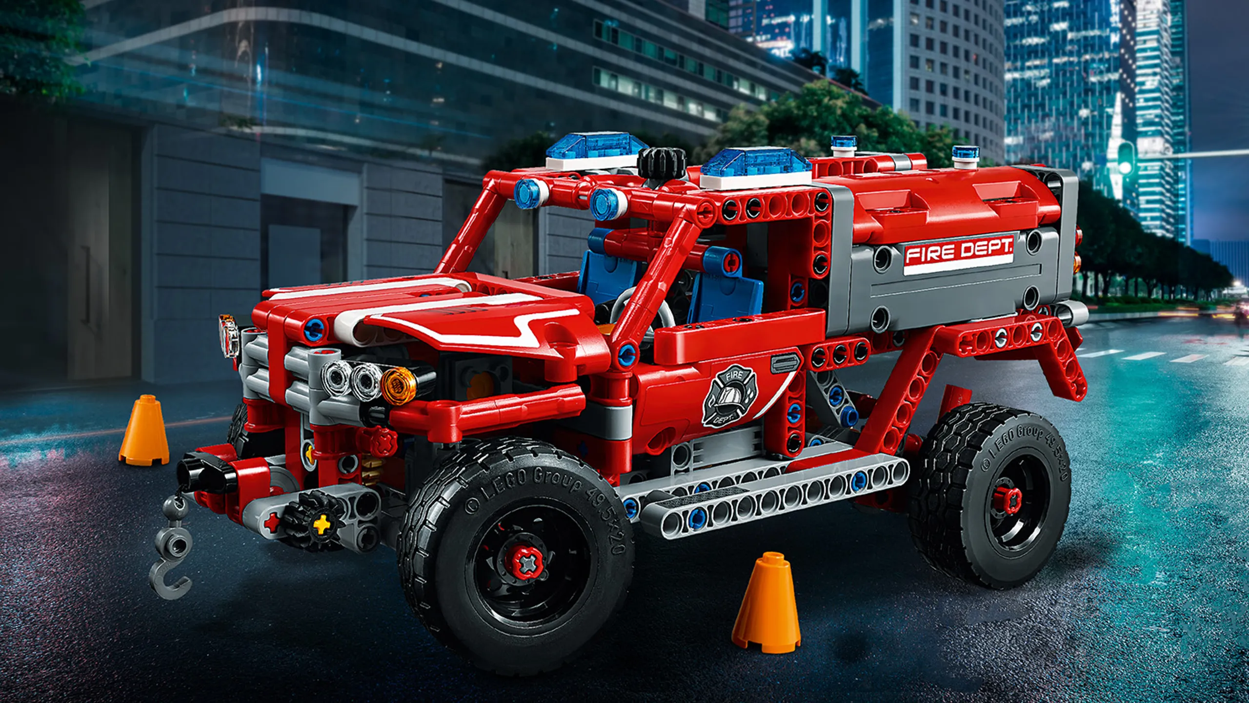 LEGO Technic - 42075 First Responder - This red, blue and white SUV has blue warning beacons, roof-mounted spot lamps, working steering and suspension, and wide black rims with chunky tires.