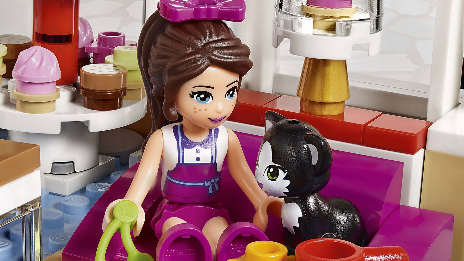 LEGO FRIENDS: Heartlake Cupcake Cafe (41119) -- complete