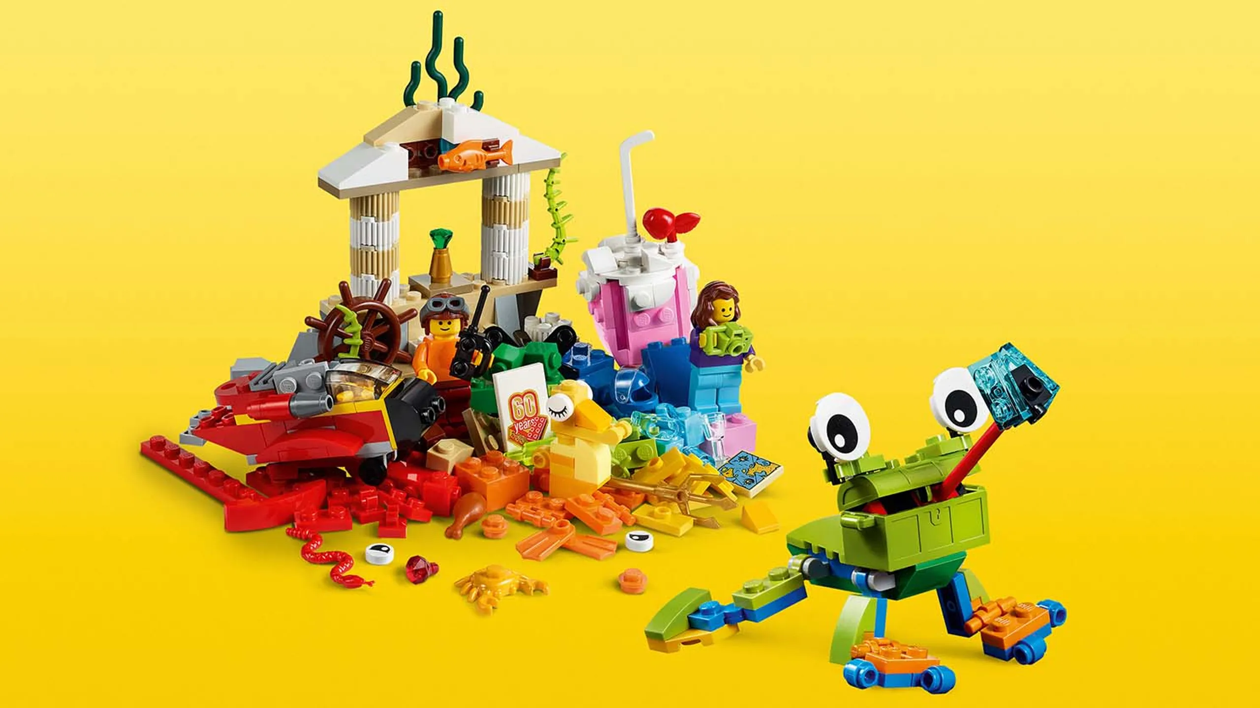 LEGO Classic World Fun - 10403 - Happy green frog, milkshake and minifigures in a pile of bricks