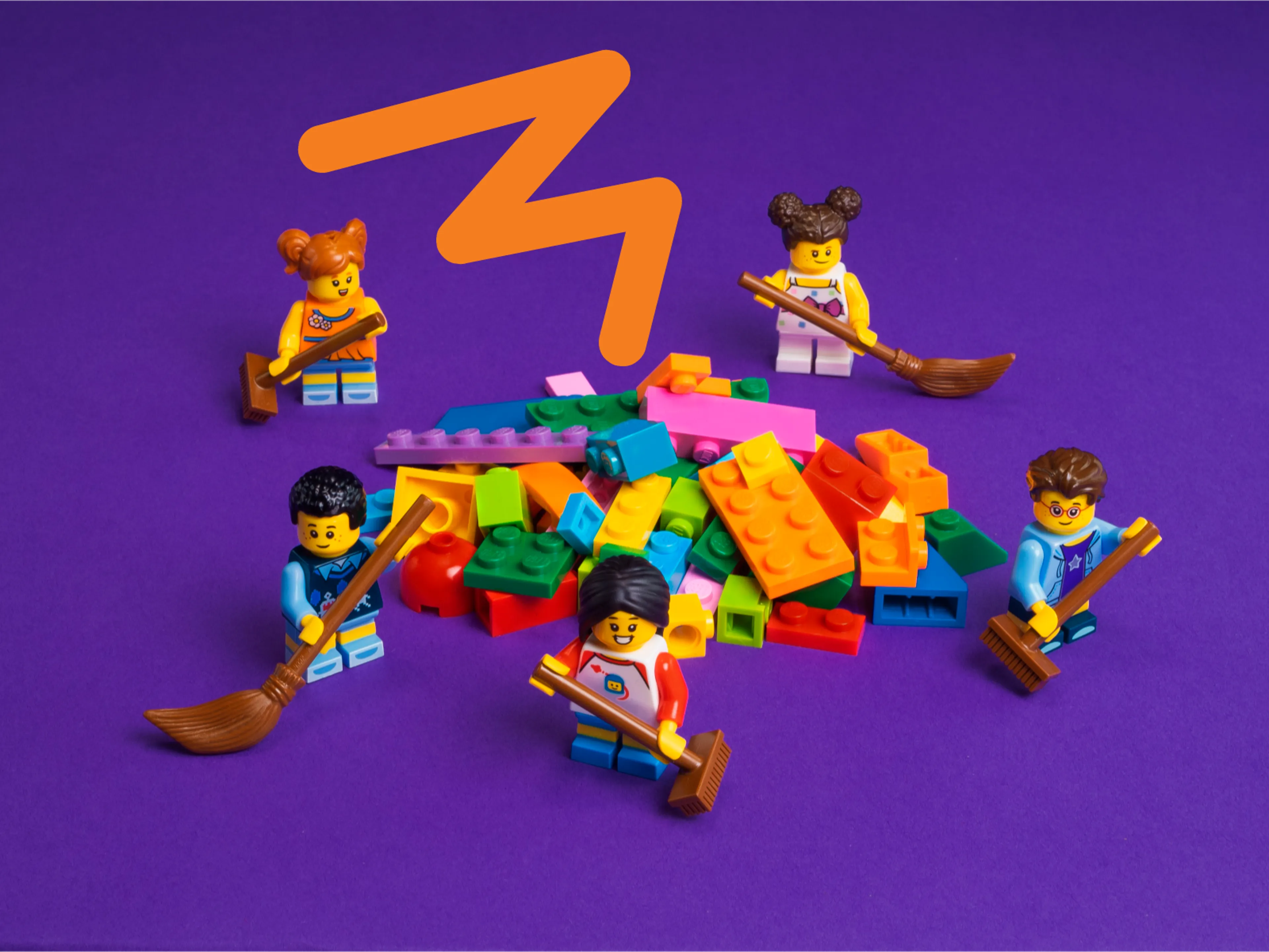 Stapel LEGO stenen met vegende minifiguren