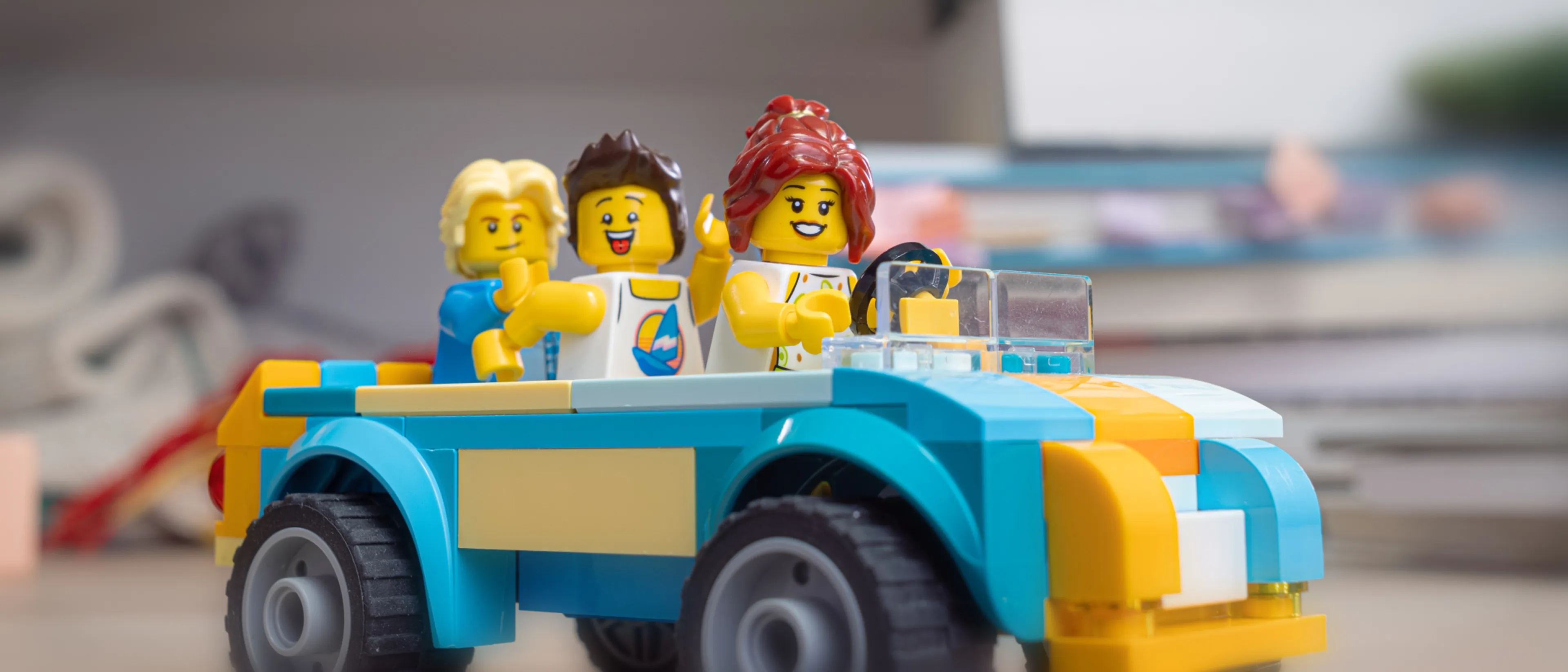 Du-ți prietenii într-o călătorie cu mașina LEGO®