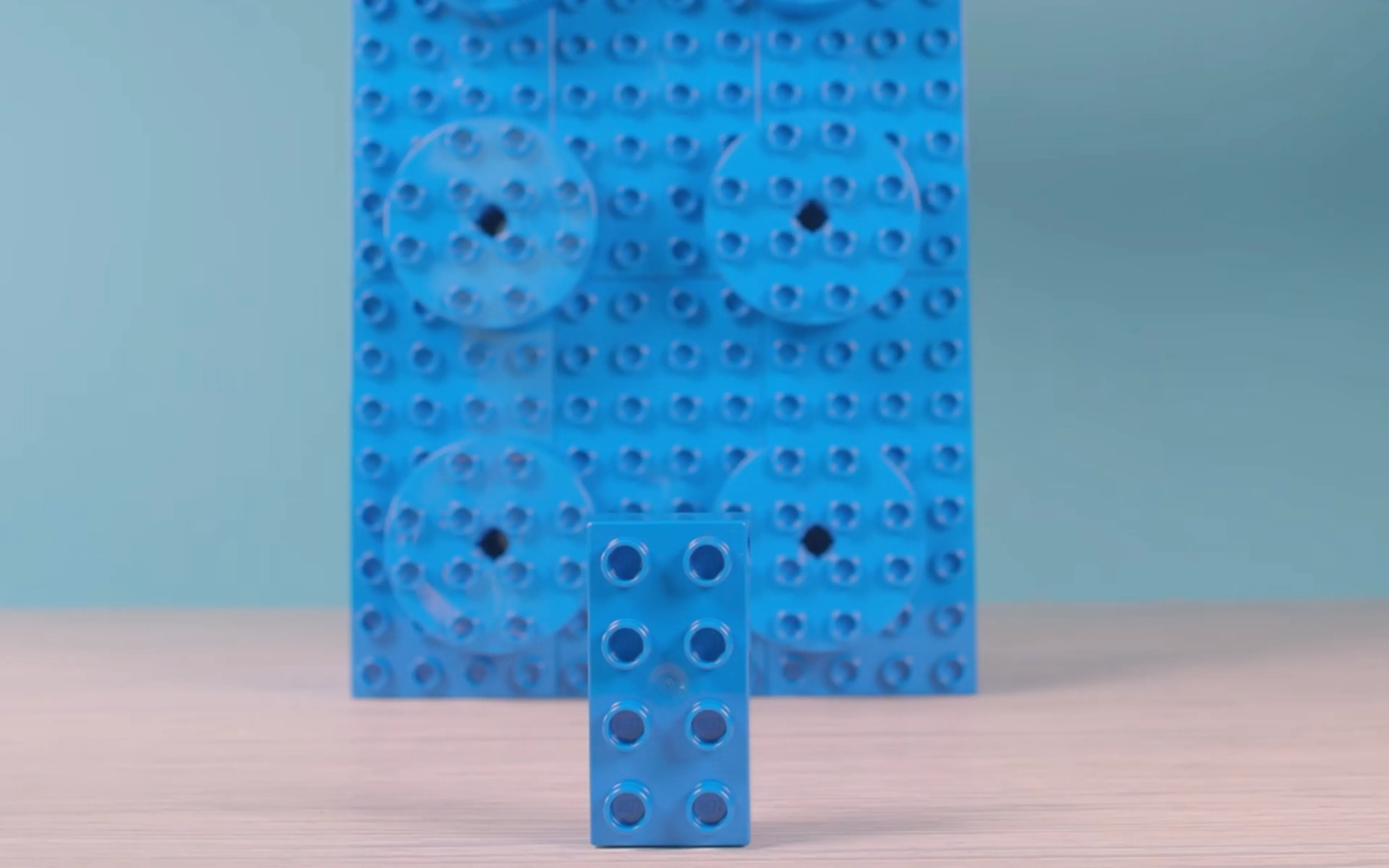 Ein Bild eines schweren LEGO Steins neben einem leichten