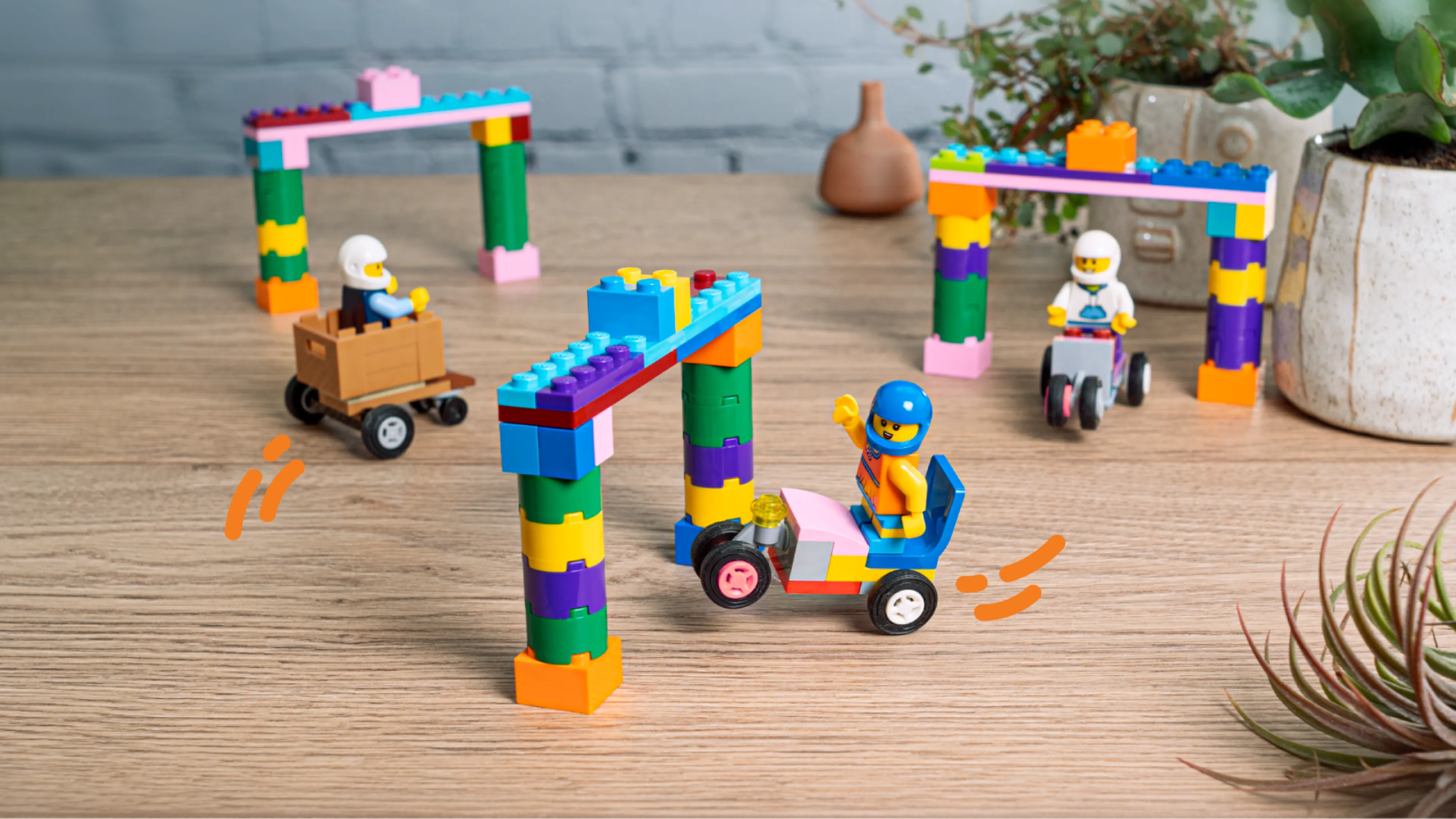 Minifiguren die over het circuit racen in LEGO zeepkistauto's