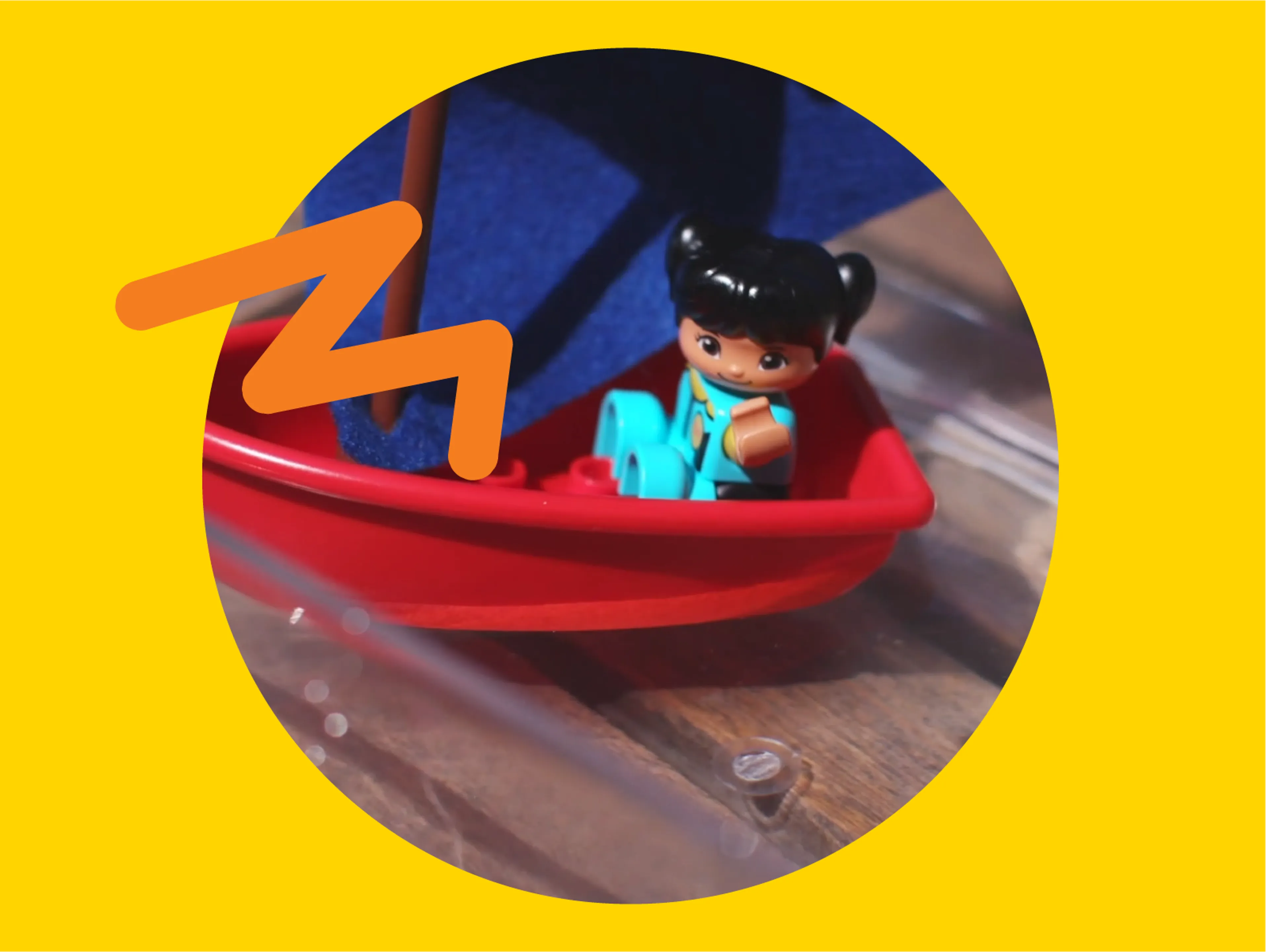 Een afbeelding van een LEGO DUPLO boot die drijft in een bak met water
