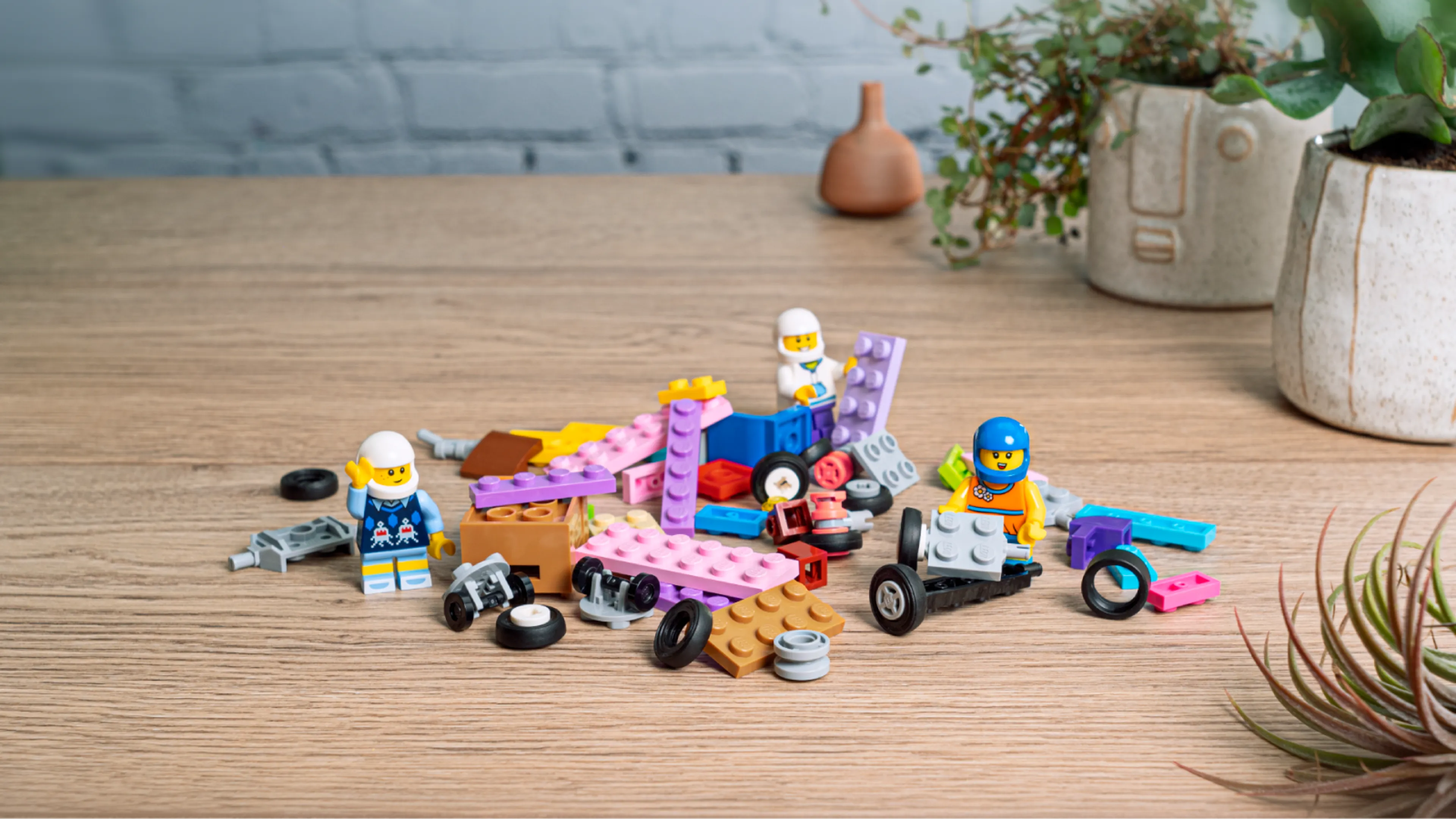 Minifiguren en een stapel LEGO stenen