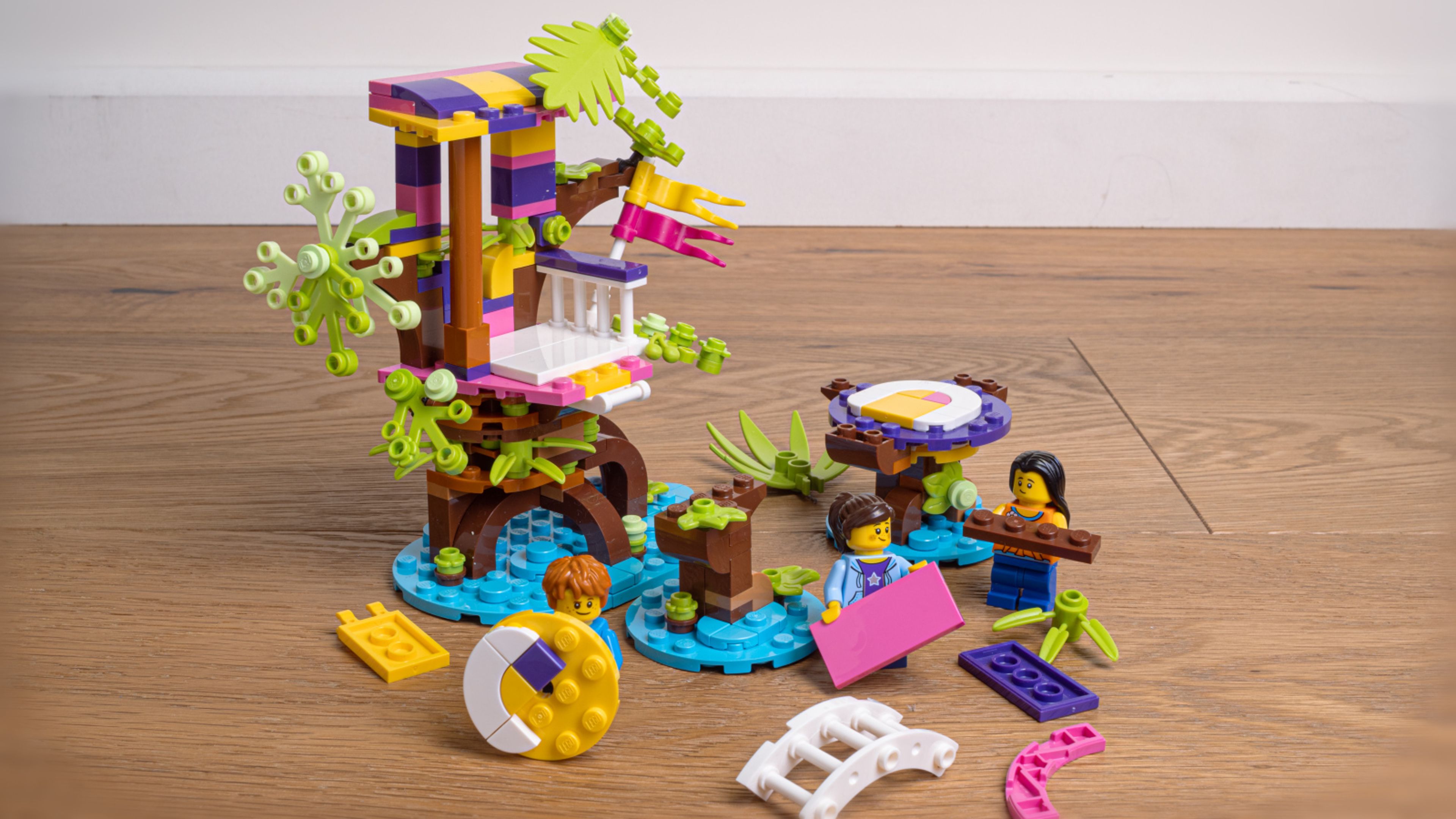 Build a secret hideout | LEGO.com for families
