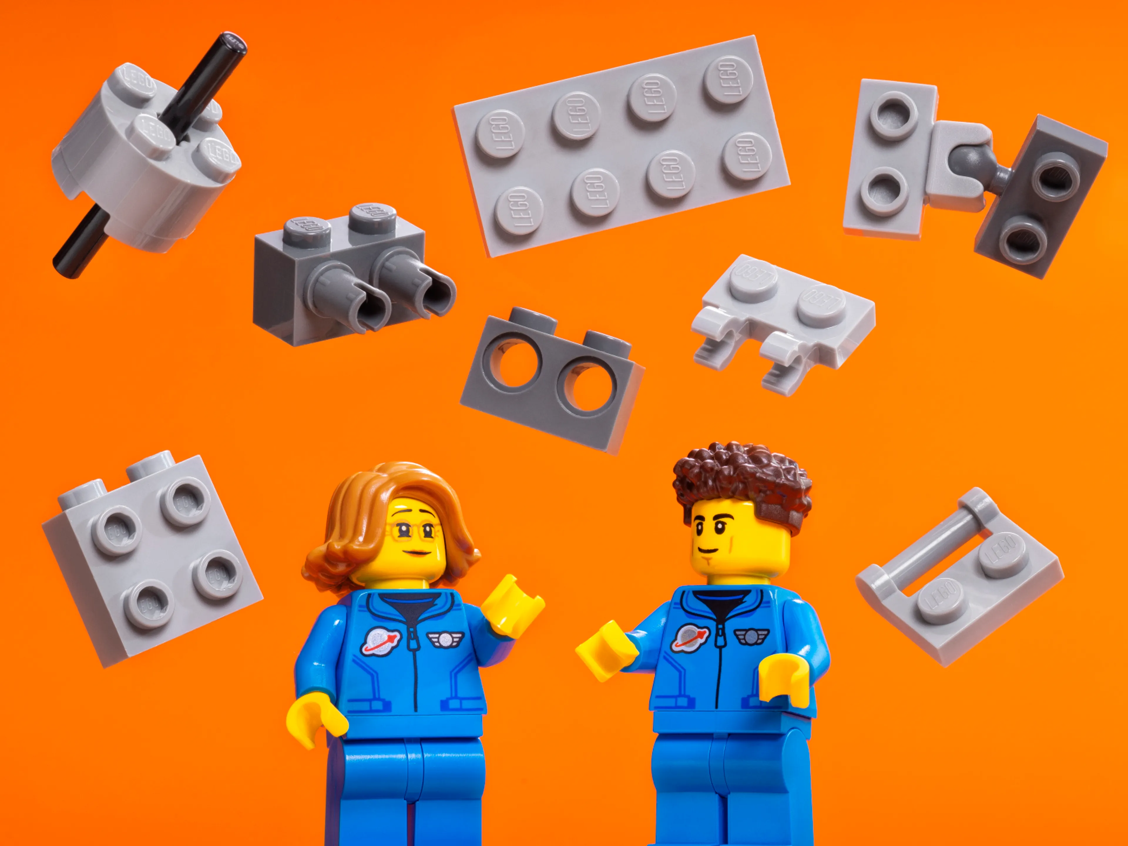 Minifiguren umgeben von LEGO Steinen