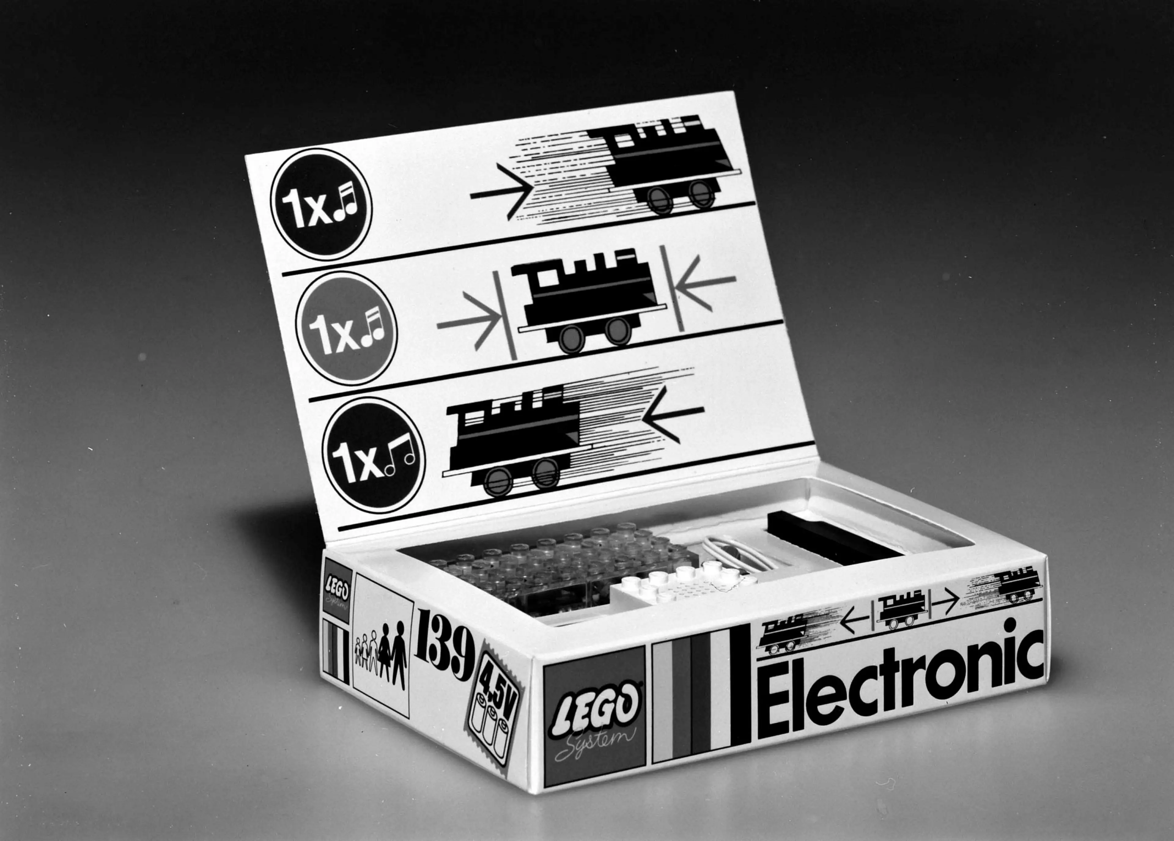 box of the LEGO Electronic train