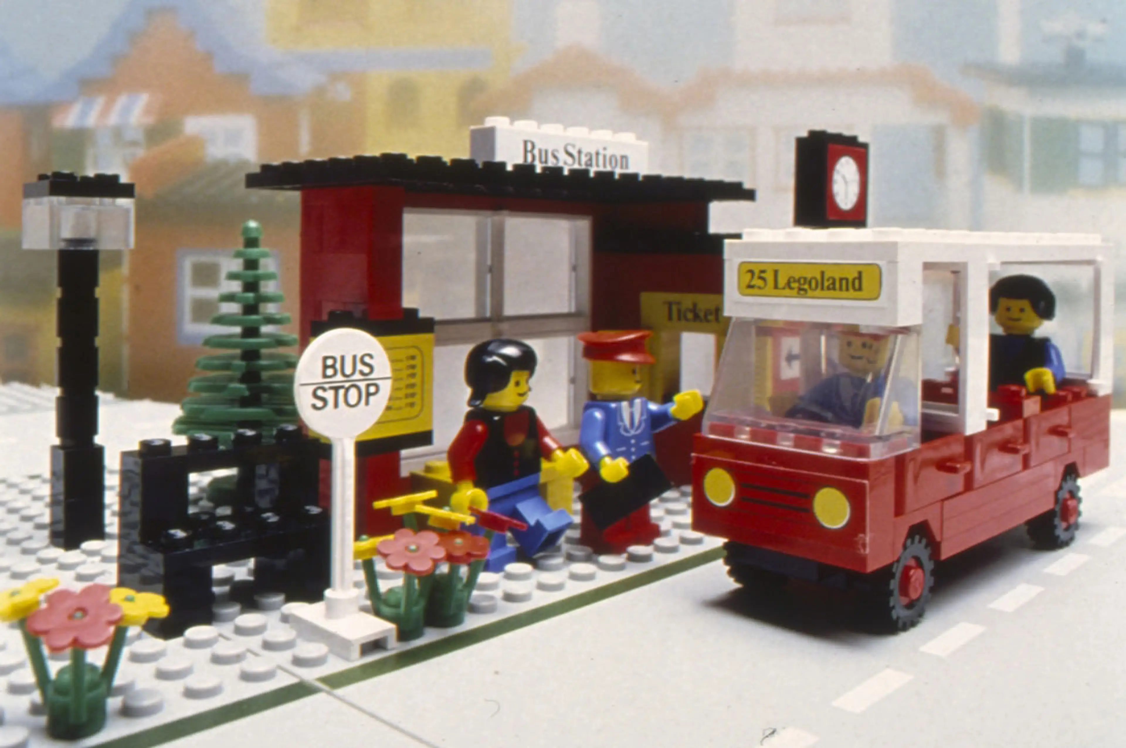 LEGOLAND® Town bus and bus stop