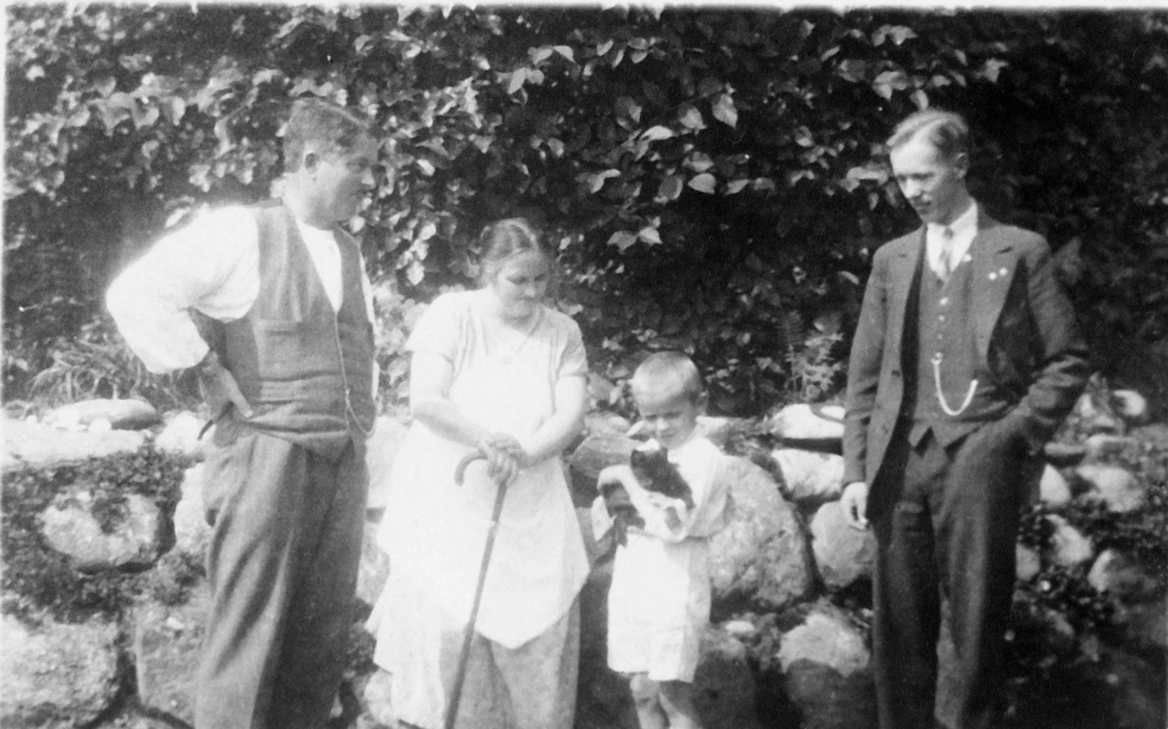 Ole and Kristine in their garden with two visitors