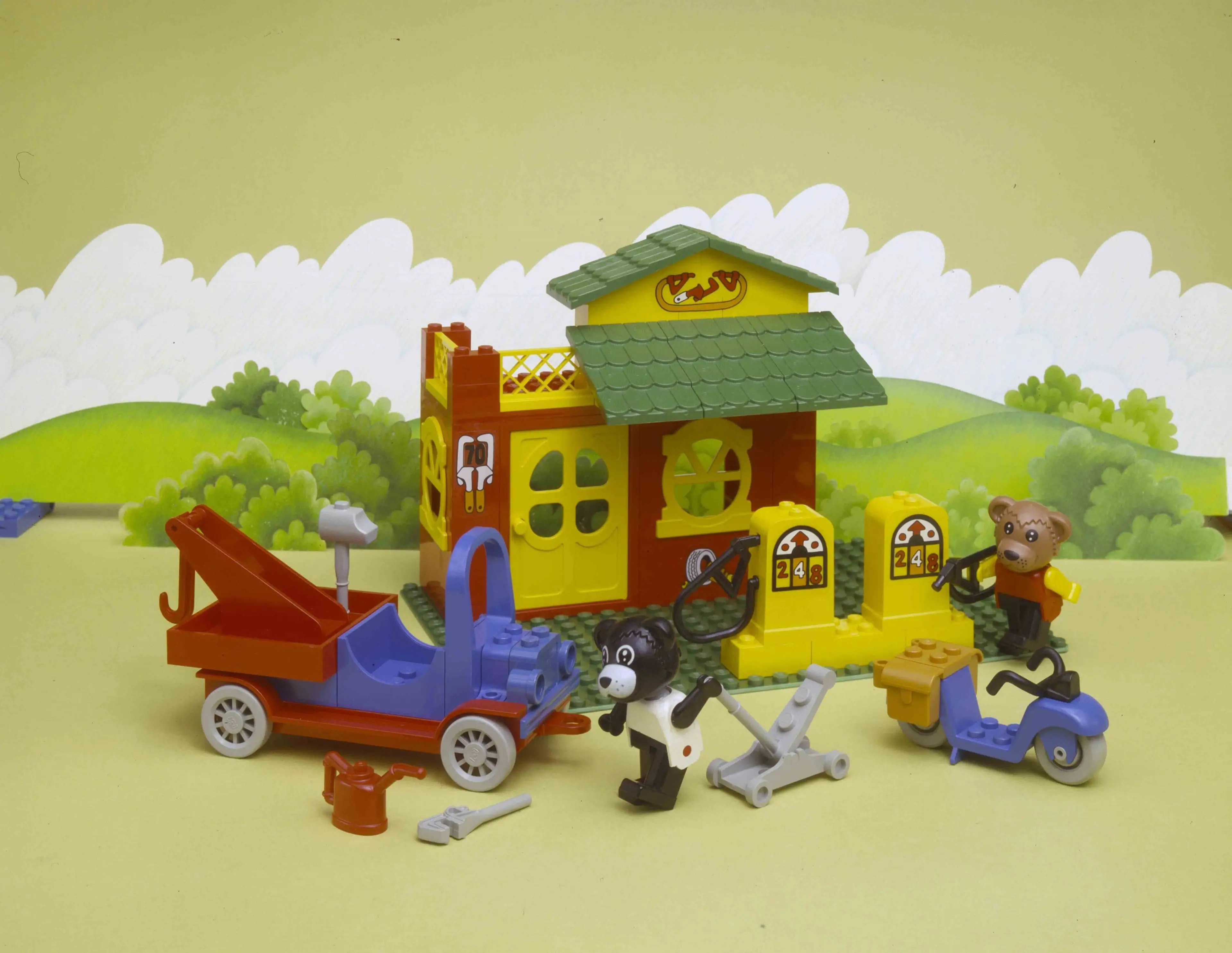 LEGO FABULAND gas station including two characters and a truck