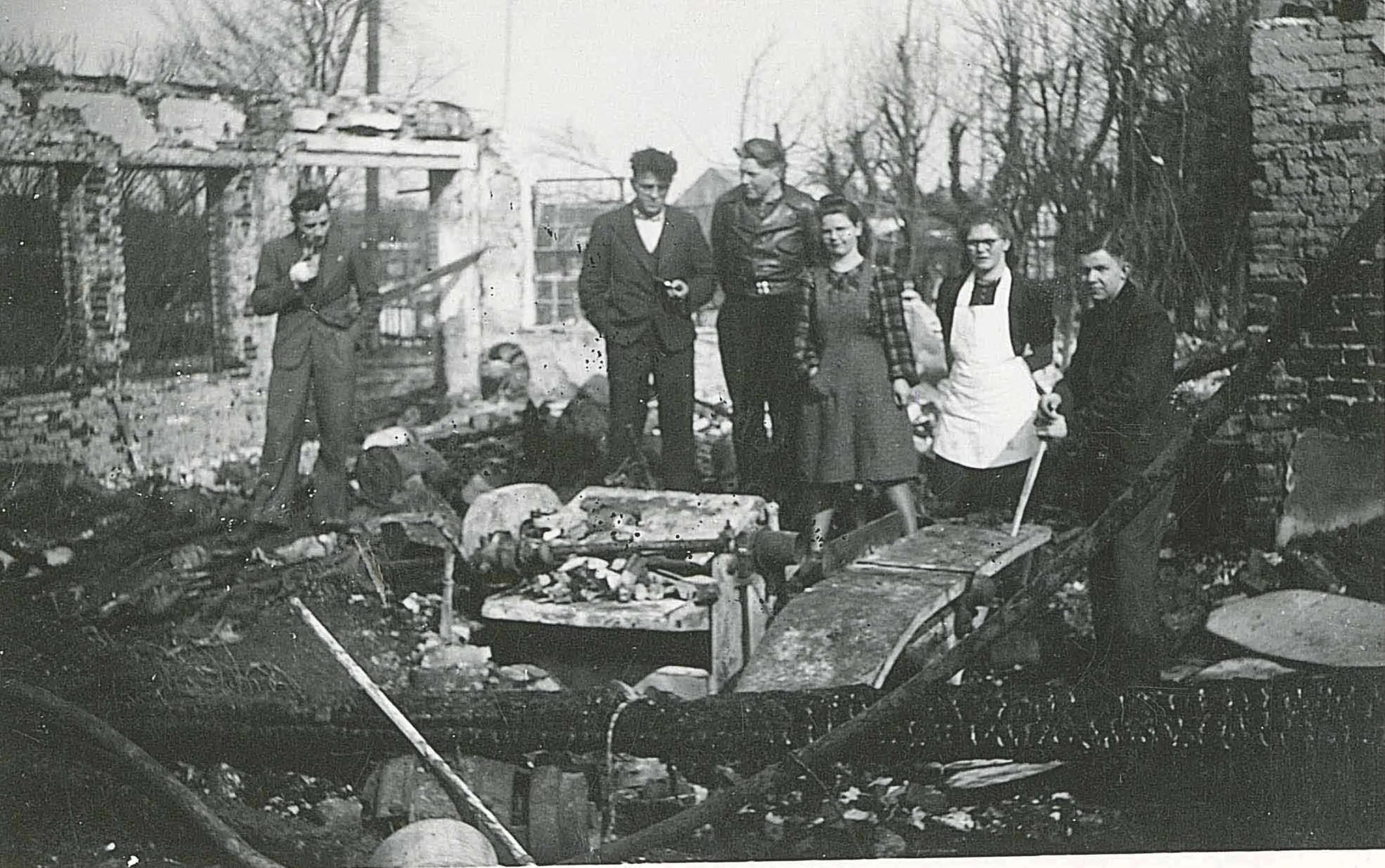 LEGO® employees in the rubbles of the old woodworking factory after the fire in 1942
