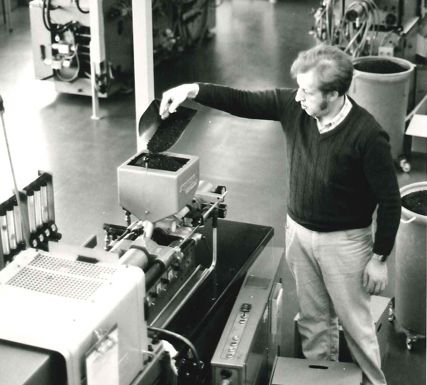 molding machine inside the System Plast factory