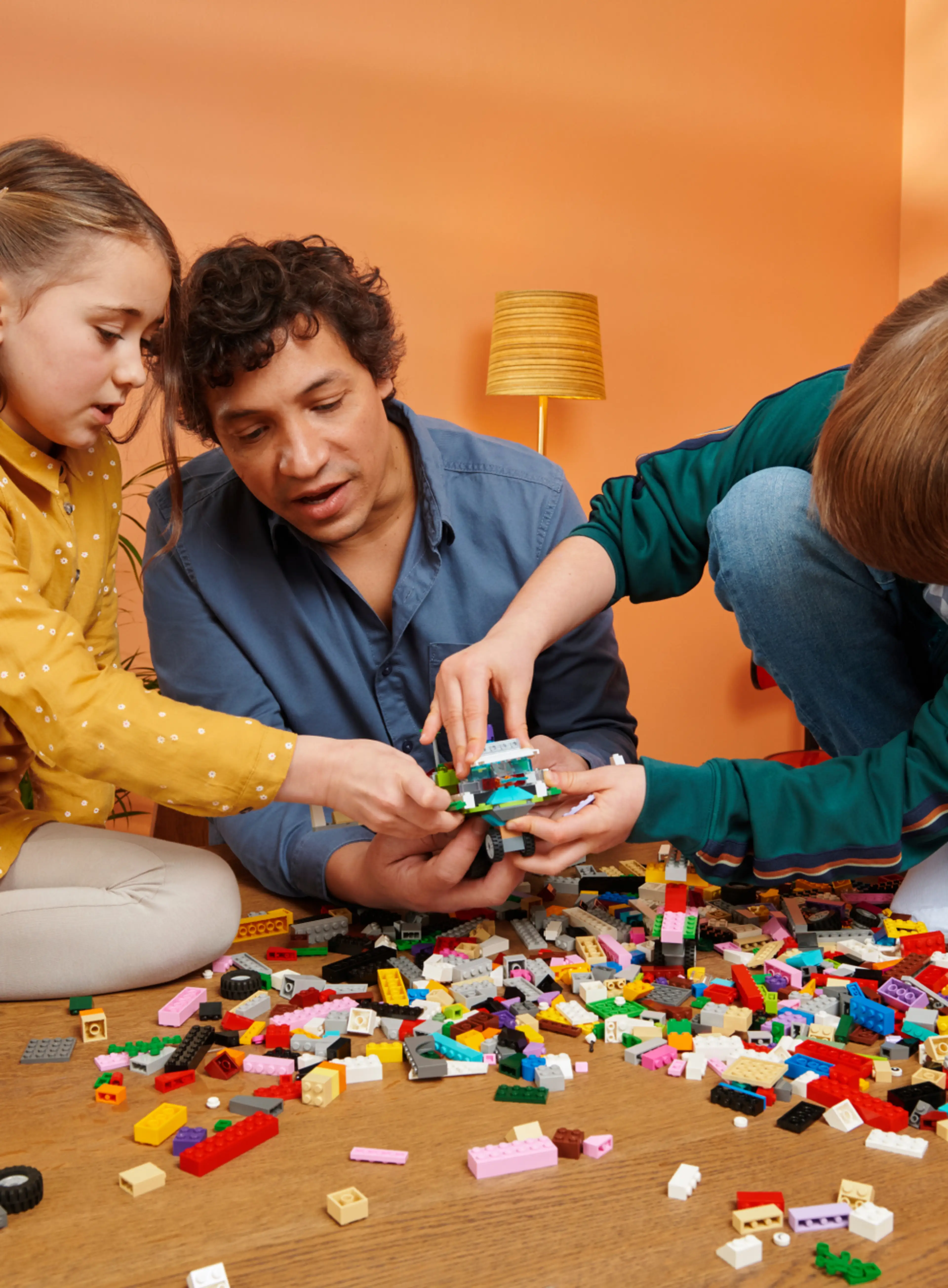 Una famiglia che gioca con i mattoncini LEGO