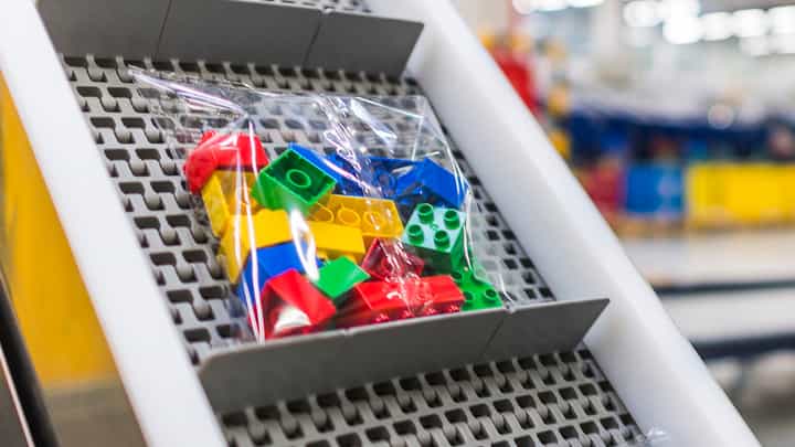 Pieni pussi LEGO palikoita tuotantolinjalla