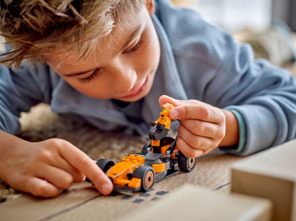 LEGO 60442 Voiture de course McLaren avec pilote de F1® — visuel 7 sur 8
