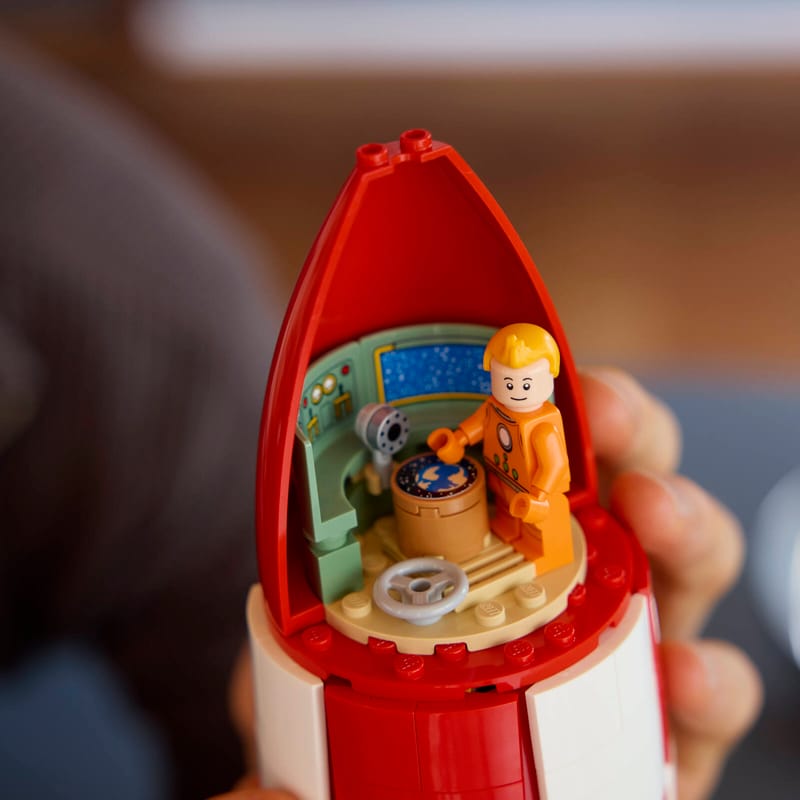 LEGO 21367 Kontrollraum wird von Hand geoeffnet, Cockpit-Details und Steuerrad sichtbar