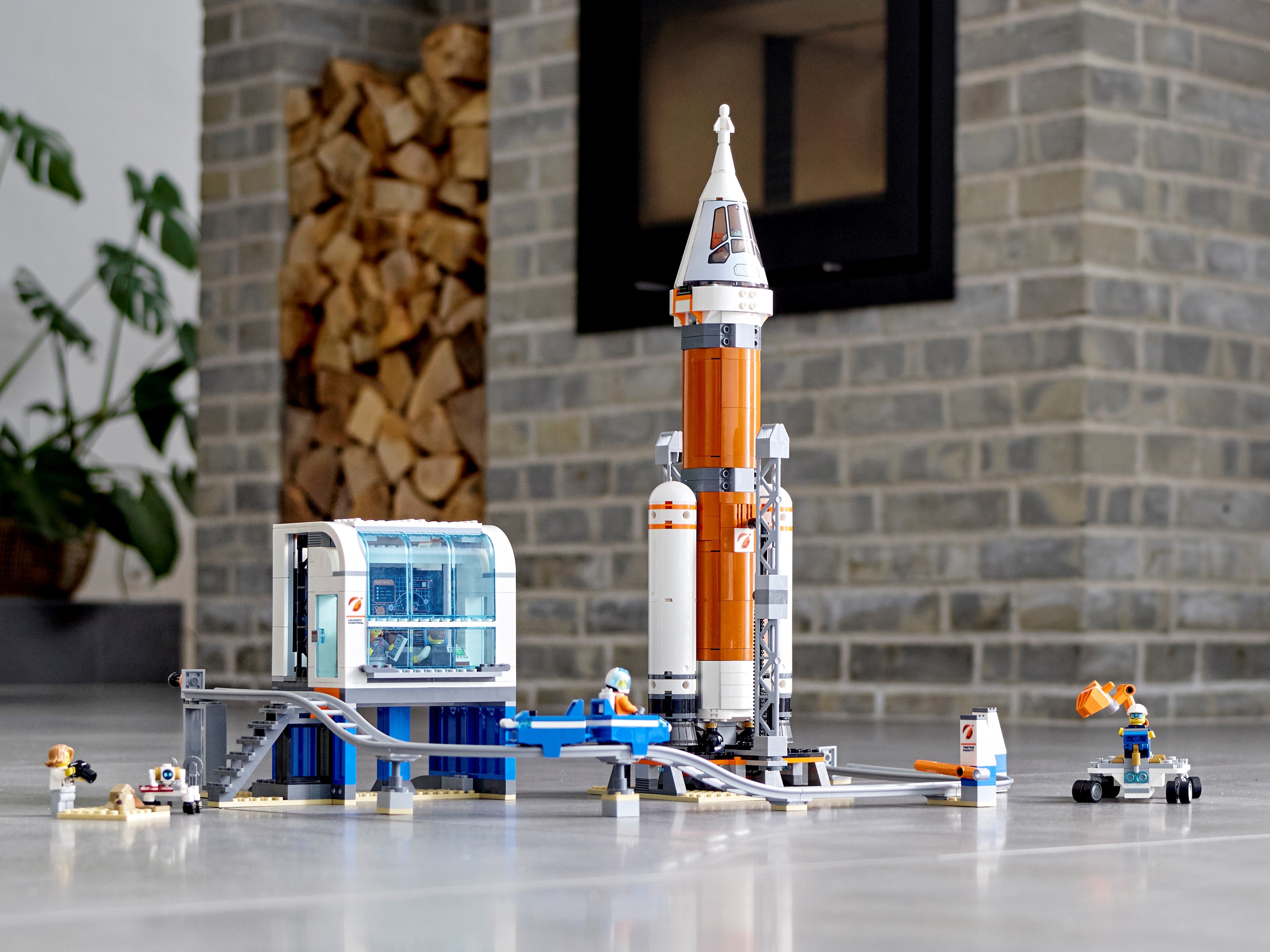 Space Rocket and Launch Control 60228 | City | Buy online at the Official