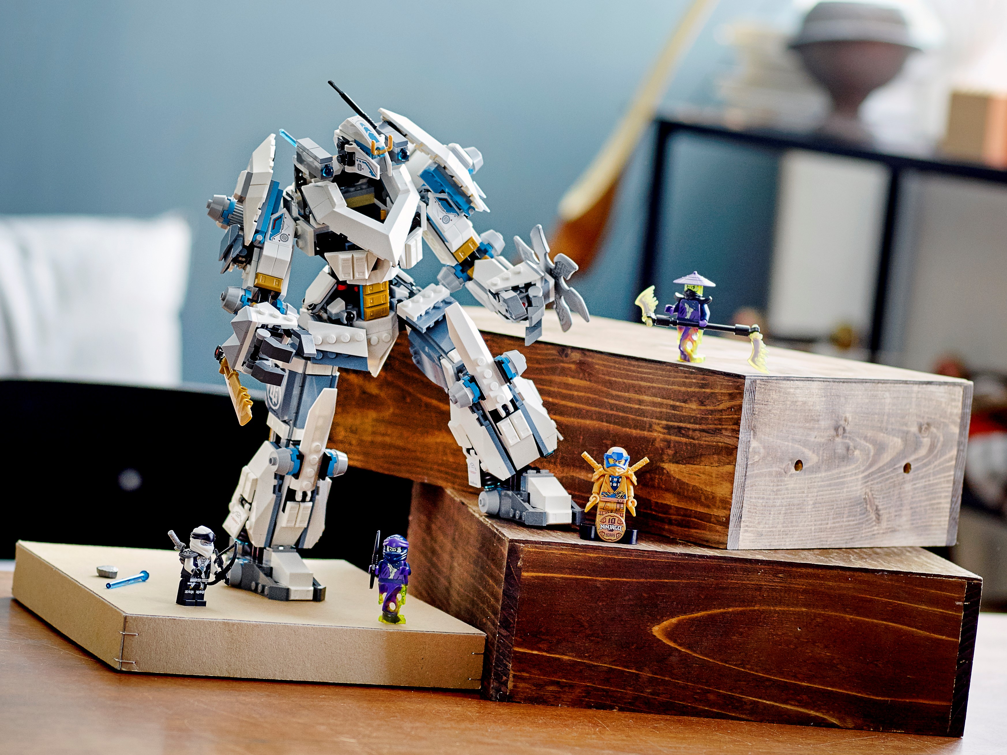 Zaneova bitka s titanskými robotmi 71738 | NINJAGO® | Oficiálny obchod  LEGO® SK