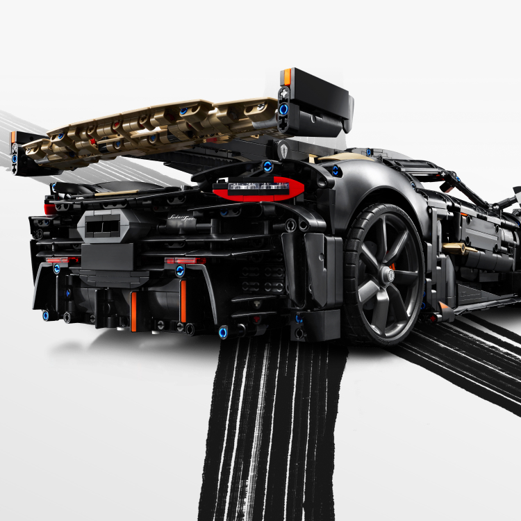 Vista posteriore del set Hypercar Koenigsegg Sadair's Spear LEGO Technic.