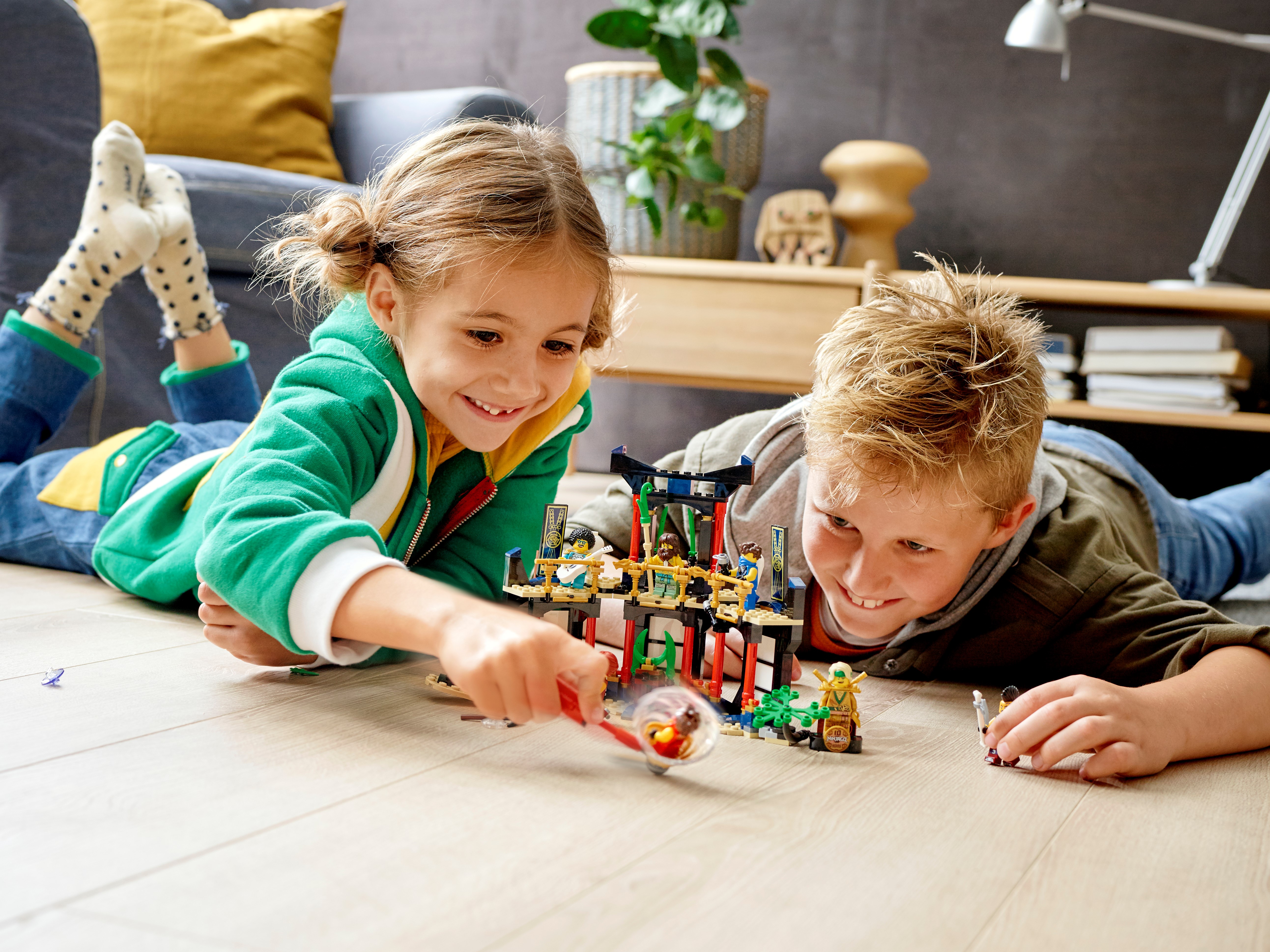 LEGO 71735 Ninjago Legacy Torneo de los Elementos Set de Construcción con Mini Figuras Juguete de Acción Ninja para Niños de 6 Años o Más con Peonza 