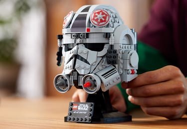 Le casque de pilote AT-AT dans Star Wars, épisode V - L'Empire contre Le casque de pilote AT-AT dans Star Wars, épisode V - L'Empire contre