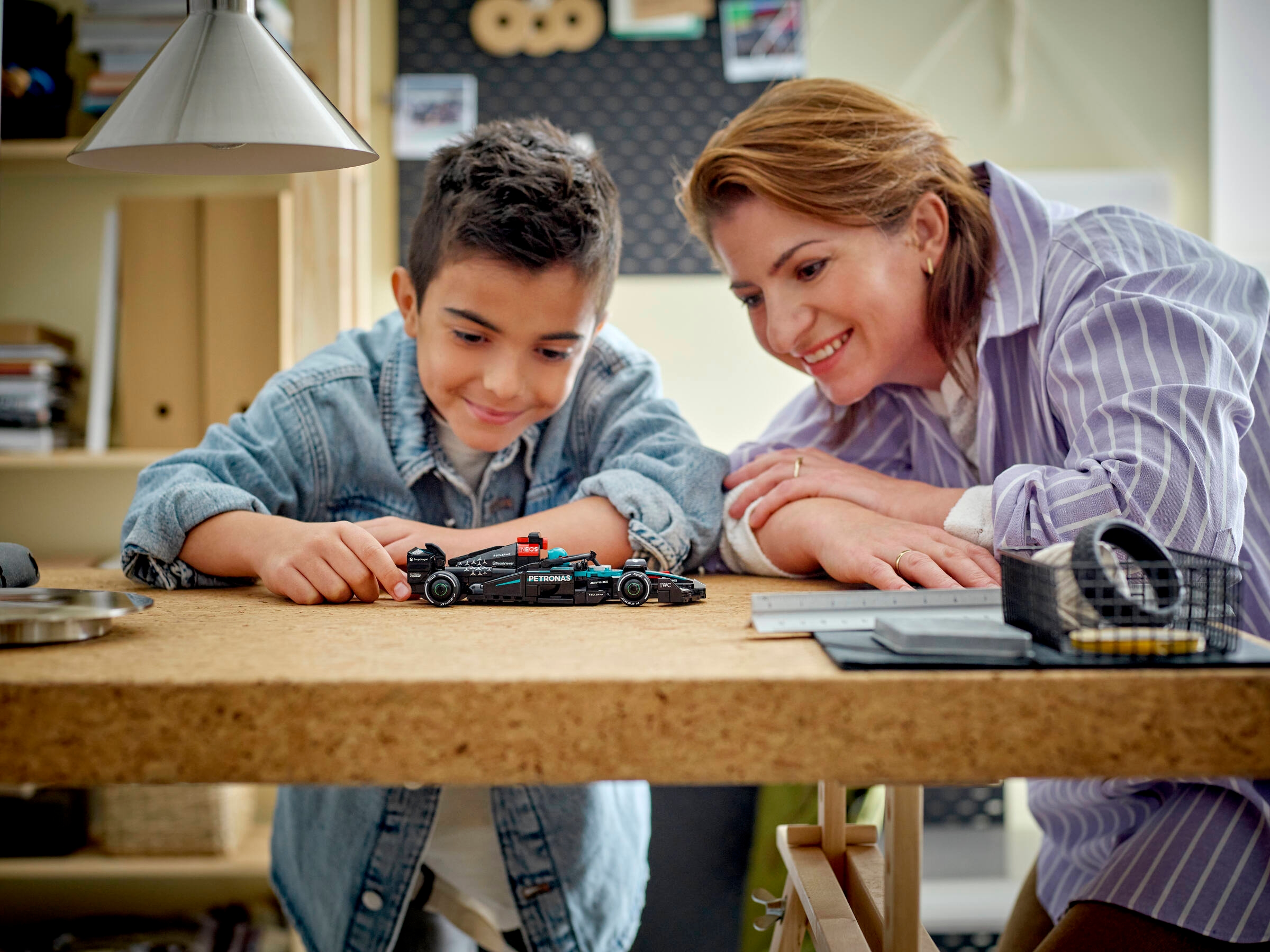 SHAREYDVA KEVIN ケビン Mercedes-AMG F1® W15 レースカー 77244 | スピードチャンピオンズ