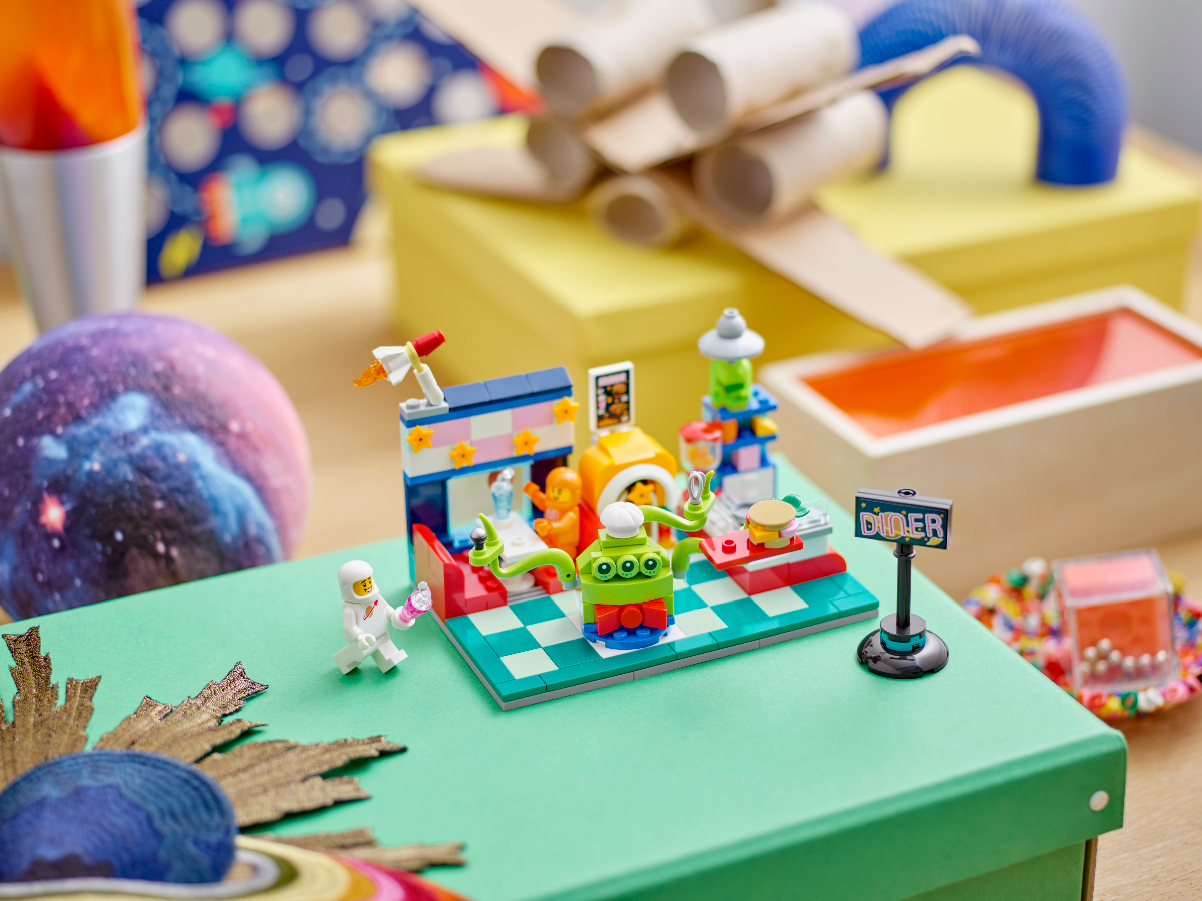 Alien Space Diner 40687 | Other | Buy online at the Official LEGO