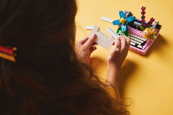 LEGO 31169 La machine à écrire avec des fleurs — visuel 7 sur 8