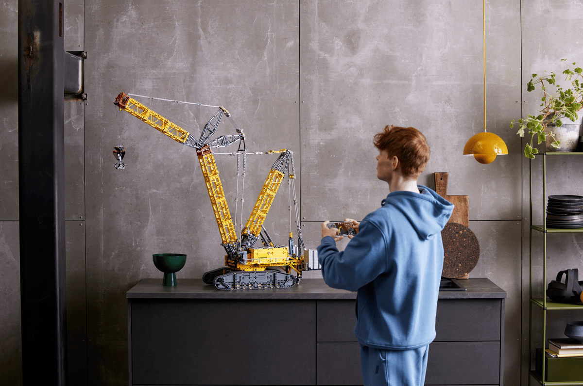 https://www.lego.com/cdn/cs/set/assets/blt0f12daf92566ea56/42146_alt8.png?format=webply&fit=bounds&quality=70&width=800&height=800&dpr=1.5