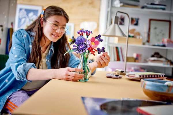 Olivia Rodrigo's Flower Bouquet - Image 11