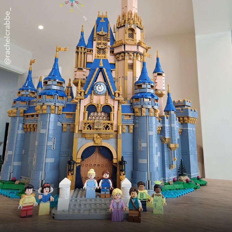 <b><a href="https://www.lego.com/product/disney-castle-43222?icmp=LP-SHG-Standard-DI_Gallery_Disney_Castle_UGC_LP-PR-DI-5HNUR7TQS8" style="color: #FFFFFF">Castelo Disney<br/>Comprar agora
</a></b>
