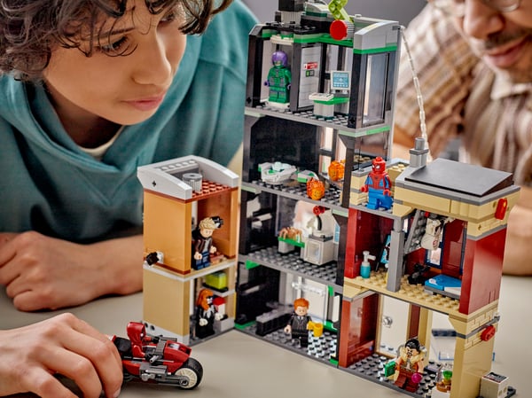 LEGO 76324 Spider-Man contre Oscorp — visuel 8 sur 8