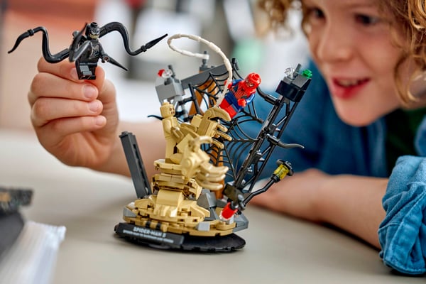 LEGO 76334 Le combat légendaire entre Spider-Man et Sandman — visuel 5 sur 8